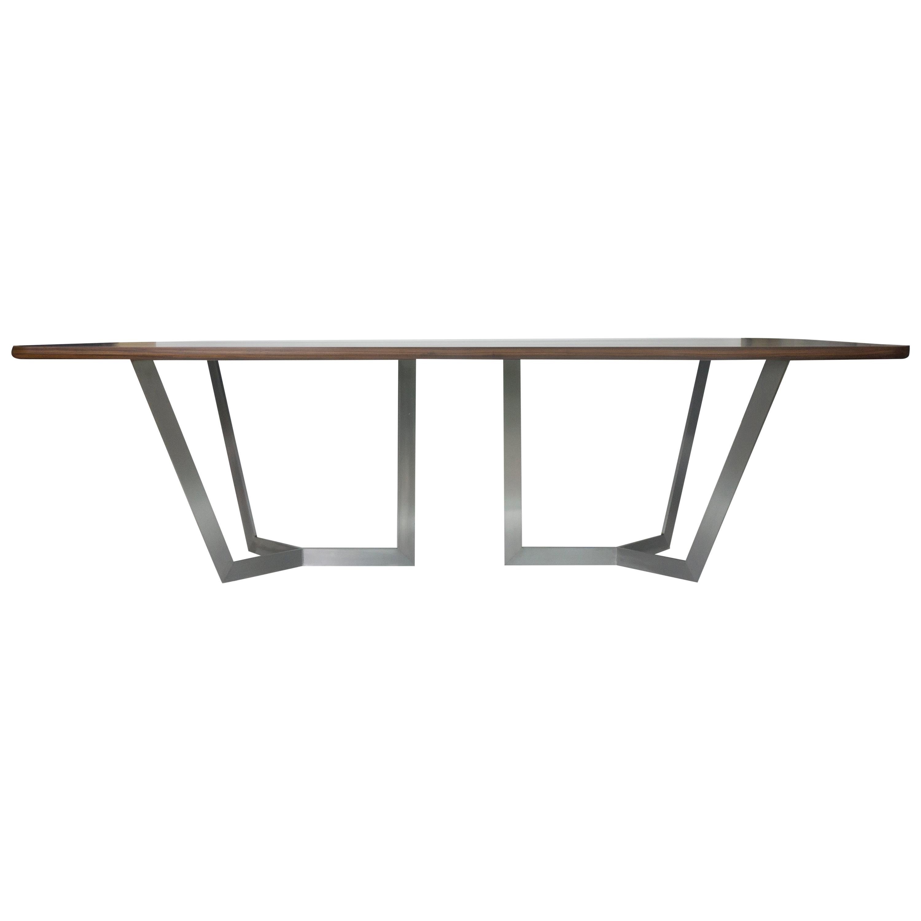 Cette table construite sur commande est à la fois fonctionnelle et moderne. Le plateau est en bois de wenge avec des grains entourés d'une bordure de bois de morado de 3 pouces. Les pieds sont en acier inoxydable brossé, d'une épaisseur de 0,38