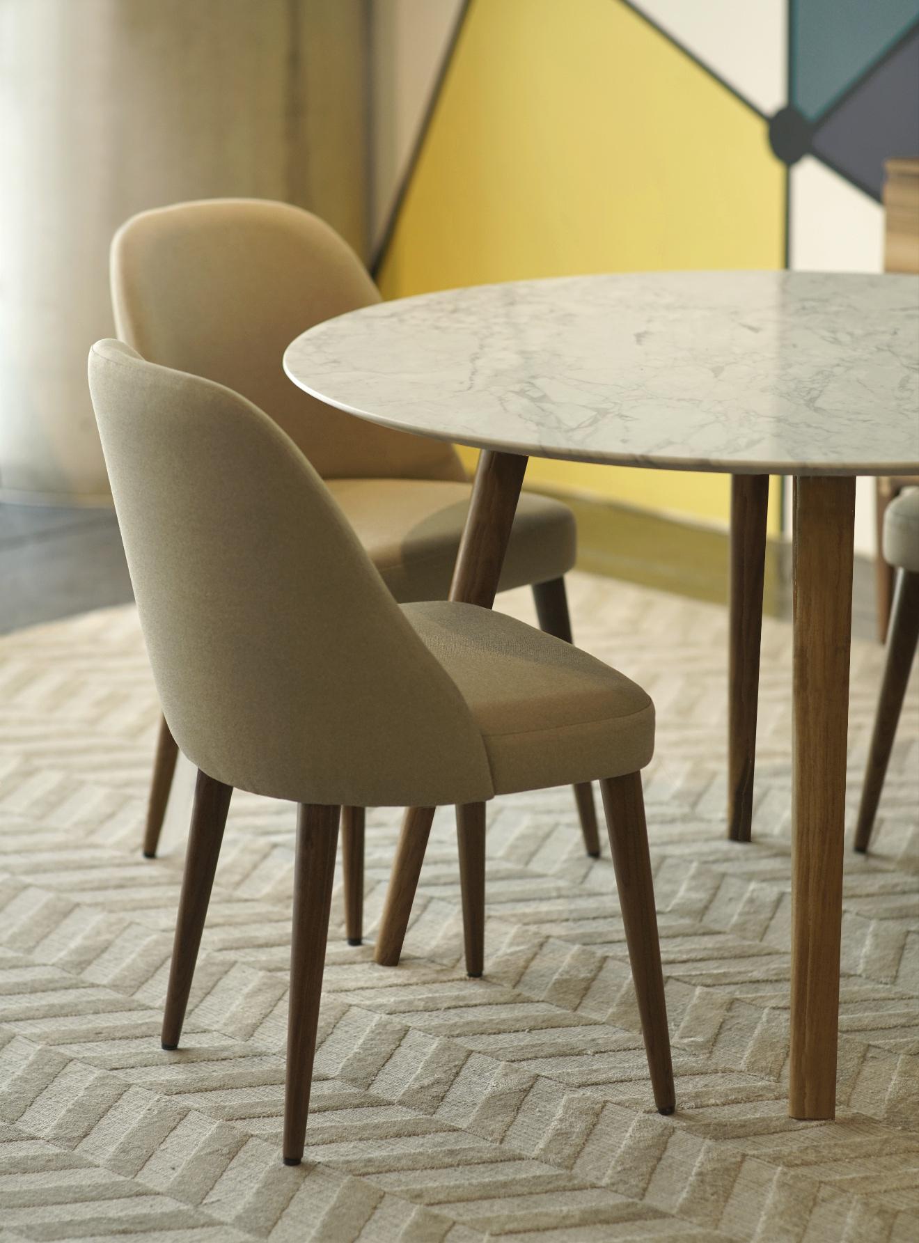 Moderne Ensemble de salle à manger moderne avec table en marbre blanc et chaises en tissu beige avec base en noyer en vente