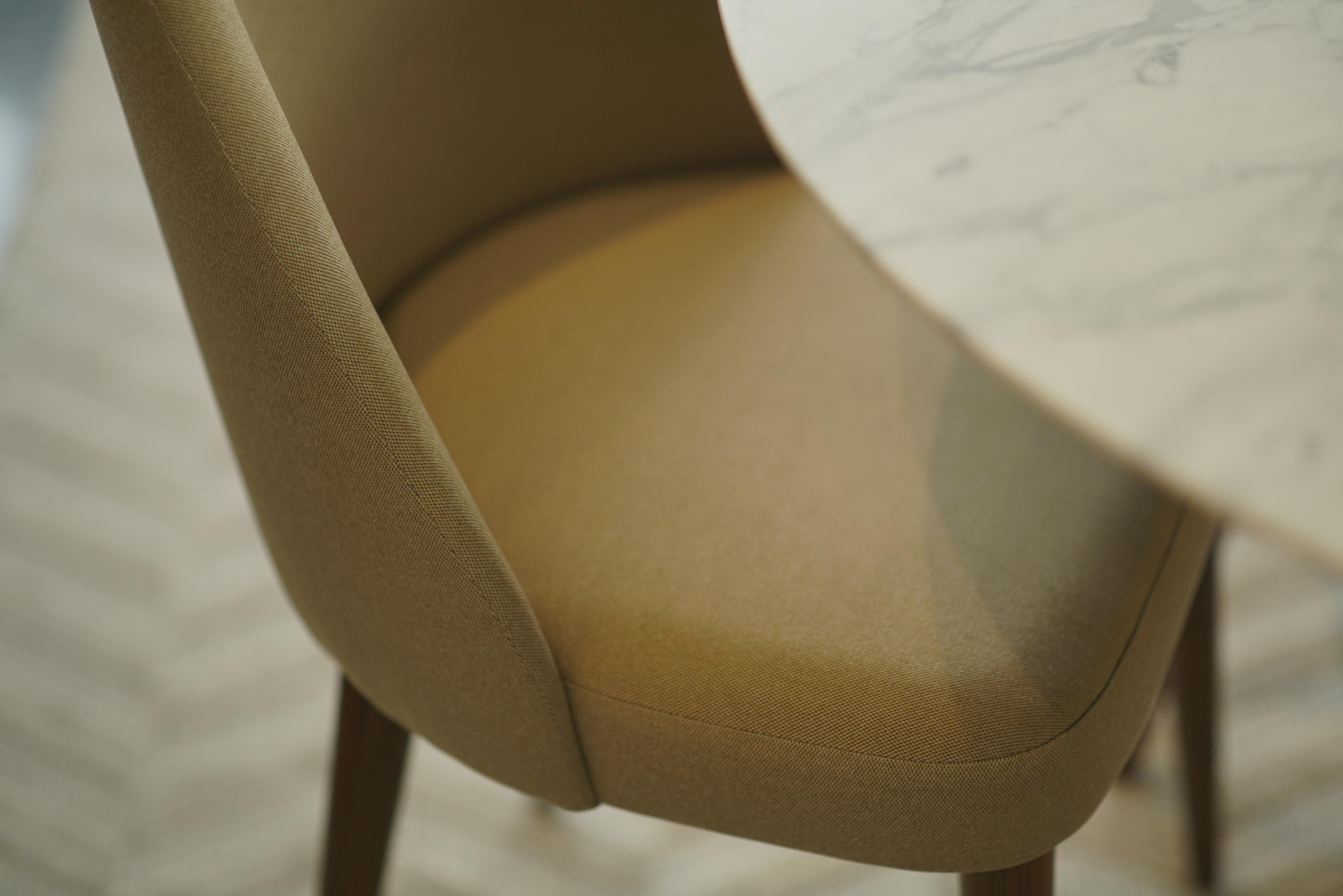 Poli Ensemble de salle à manger moderne avec table en marbre blanc et chaises en tissu beige avec base en noyer en vente