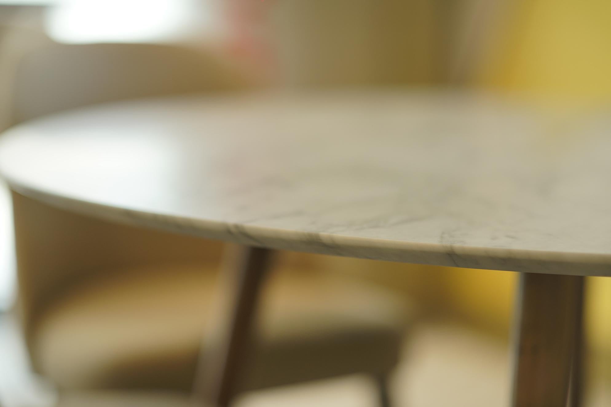 Ensemble de salle à manger moderne avec table en marbre blanc et chaises en tissu beige avec base en noyer Neuf - En vente à Mexico, MX