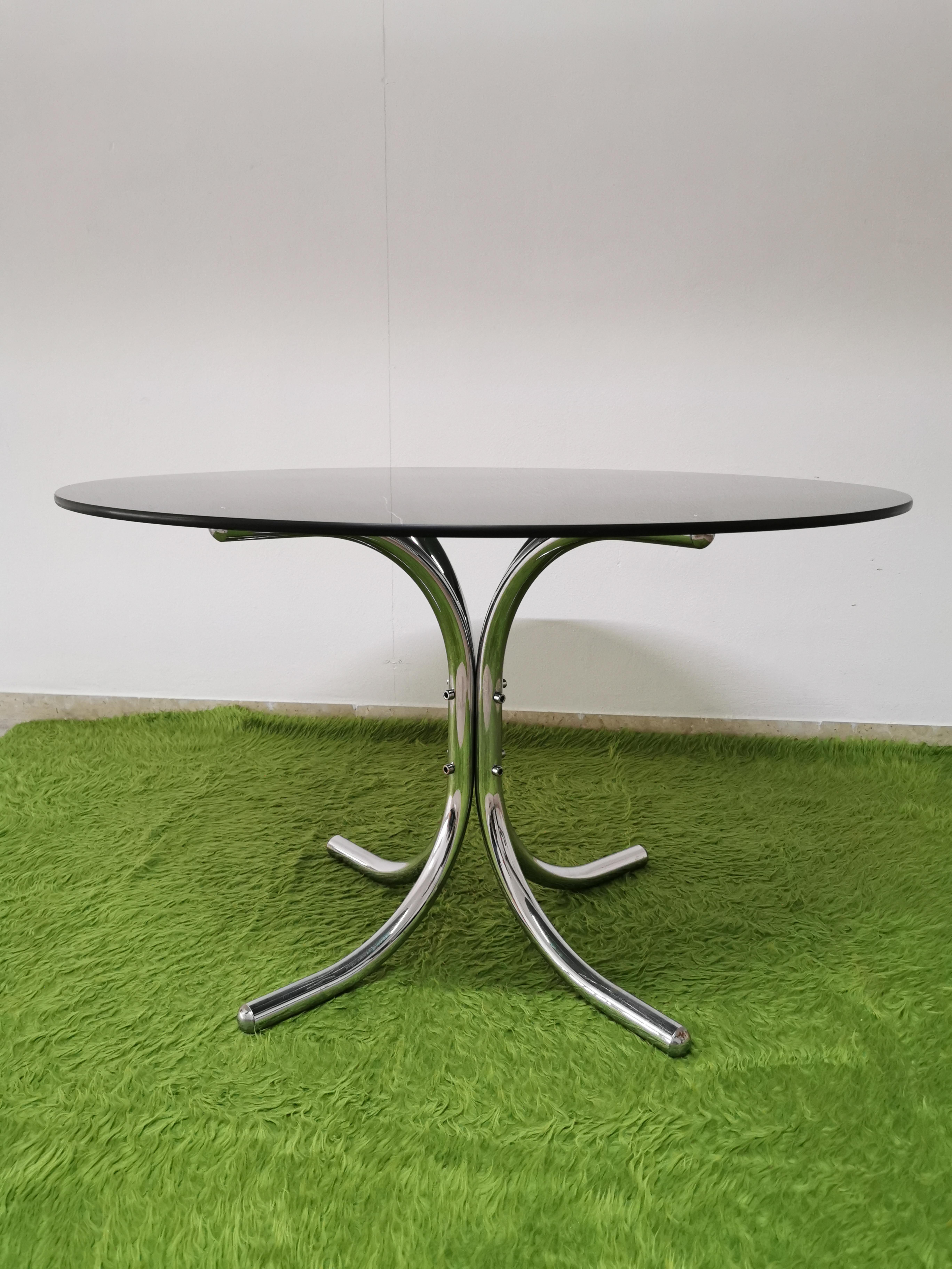 Elegant dining table attributed to Giotto Stoppino with round smoked glass top and tubular chromed metal foot. Italian production of the 1970s.