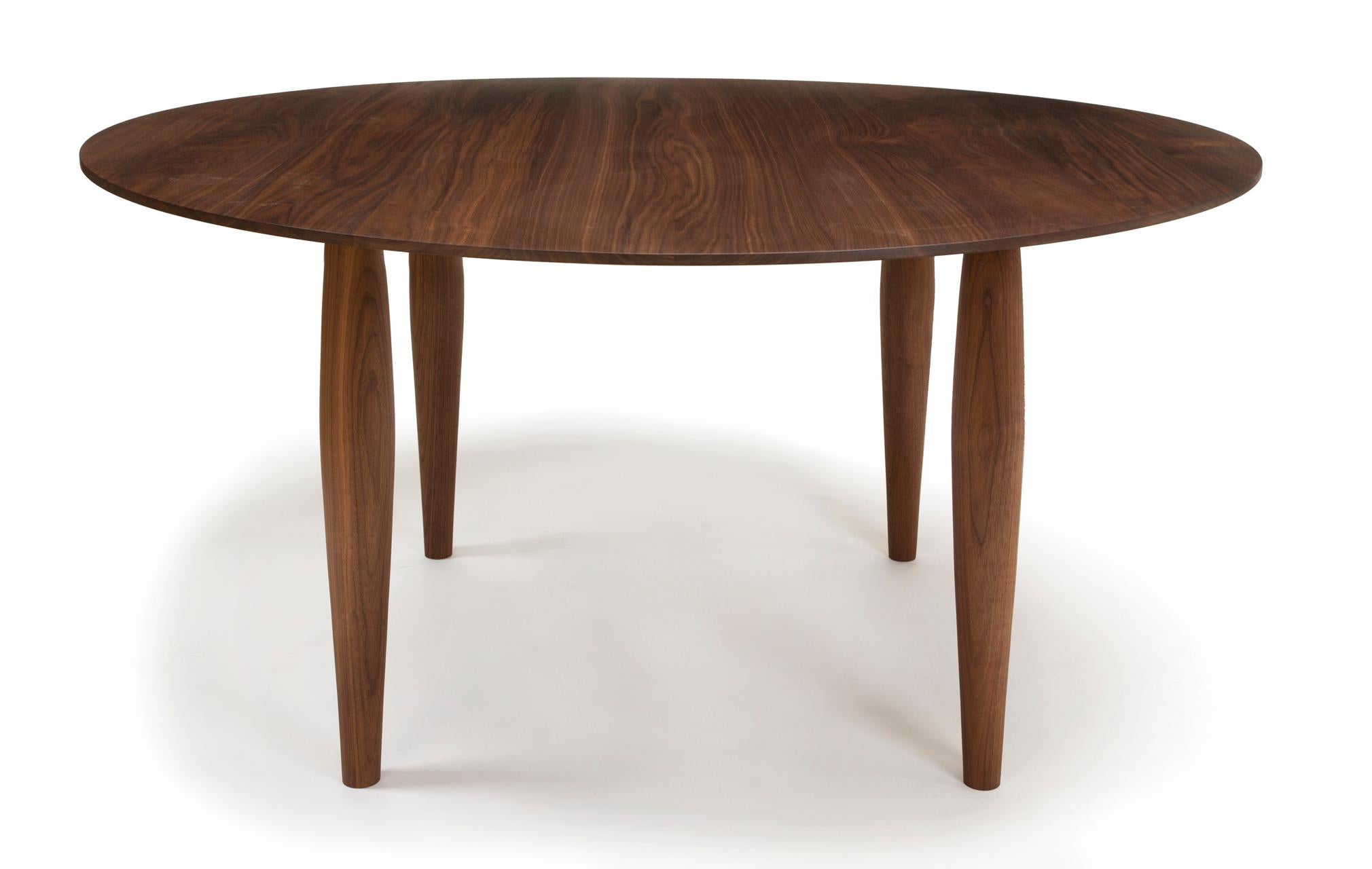 Cette nouvelle table de salle à manger ou de salle de conférence est la première table circulaire de la collection du Studio DiPaolo, et elle s'appelle la table 