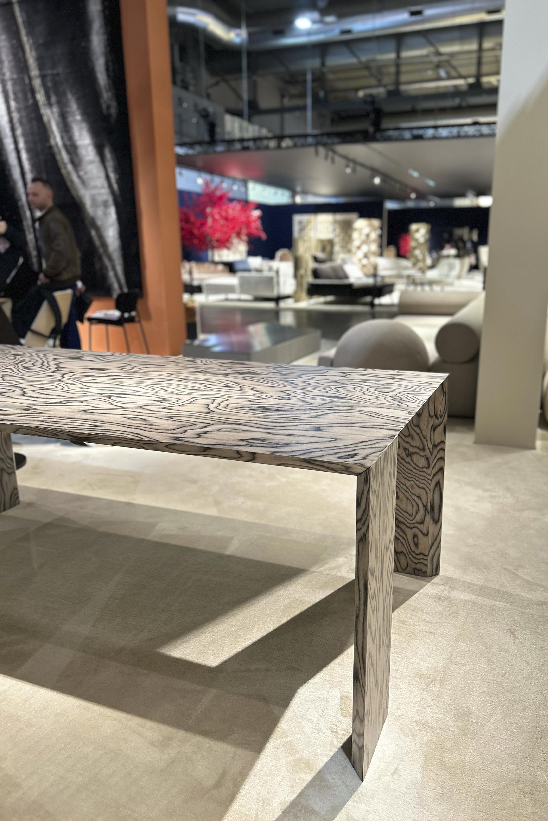 Bois Table de salle à manger moderne Ispolin en finition ALPI Ettore Sottsass par Palo Nero en vente