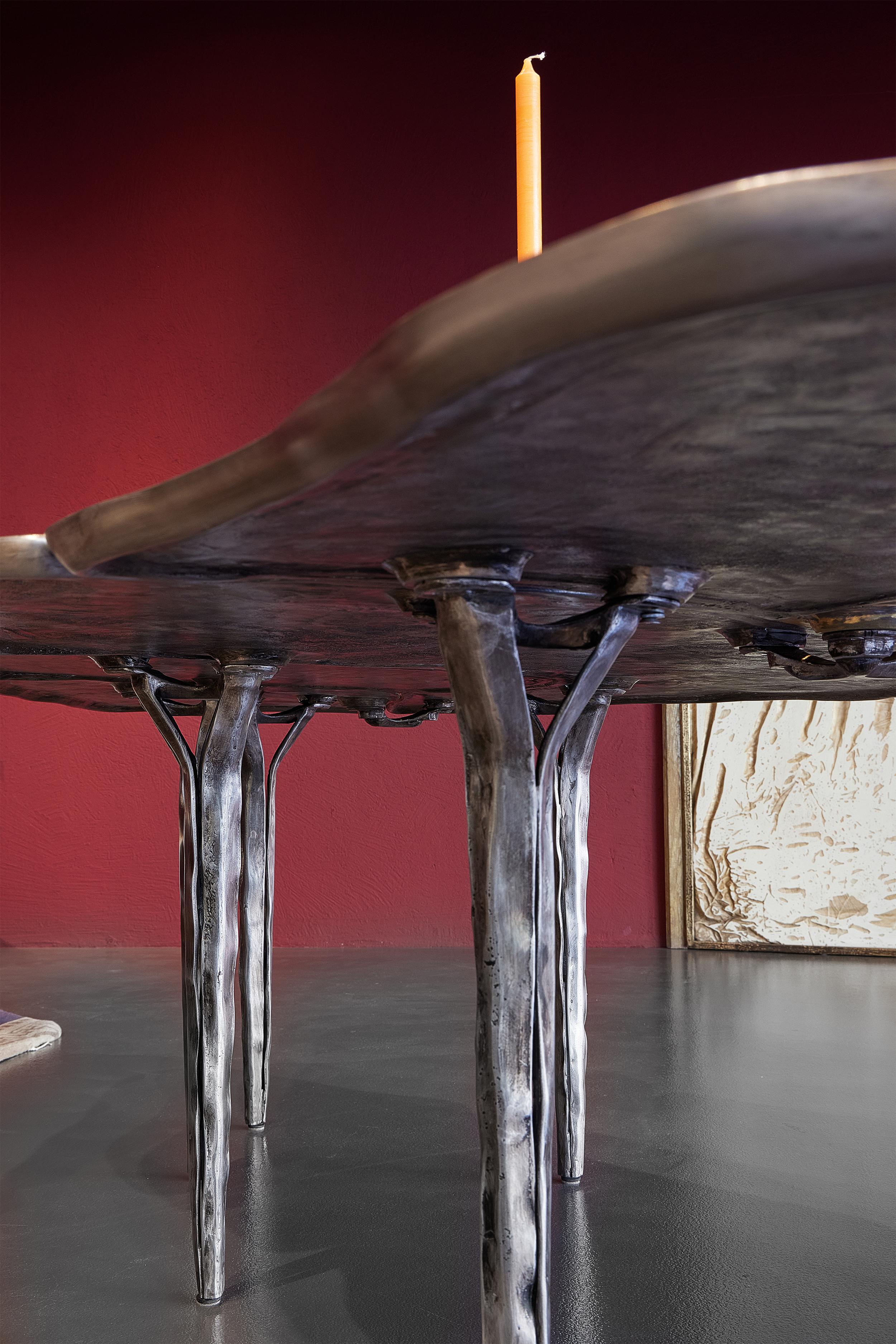 Table de salle à manger moderne de forme douce en bronze moulé faite à la main pour Dilmos  en vente 2