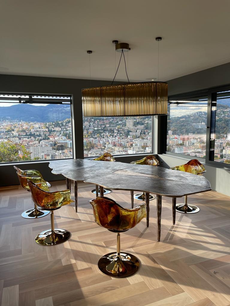 Table de salle à manger moderne de forme douce en bronze moulé faite à la main pour Dilmos  en vente 3
