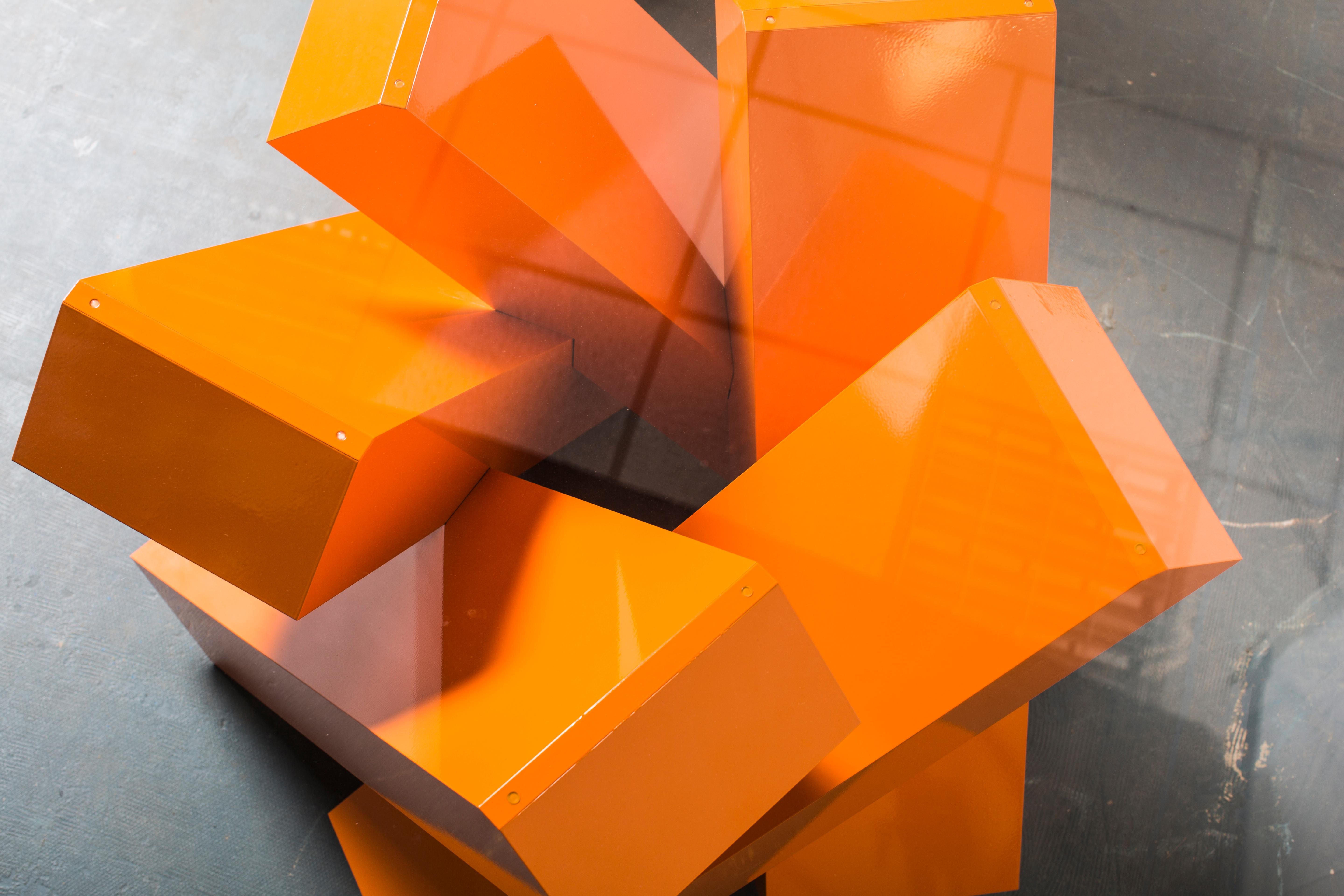 Moderner Esstisch mit doppeltem Sockel in futuristischem, leuchtendem Orange im Zustand „Neu“ im Angebot in London, GB