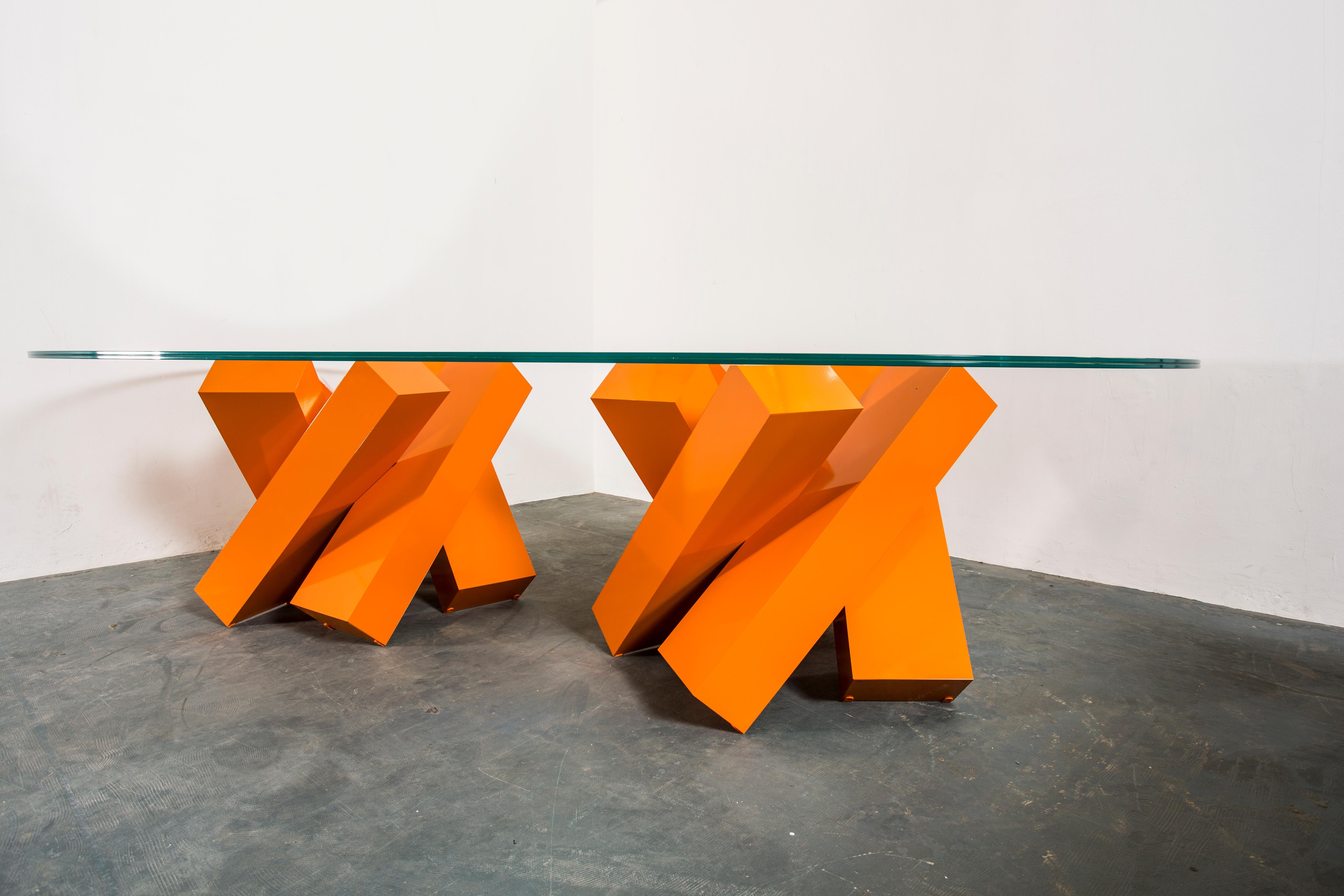 Moderner Esstisch mit doppeltem Sockel in futuristischem, leuchtendem Orange im Angebot 1