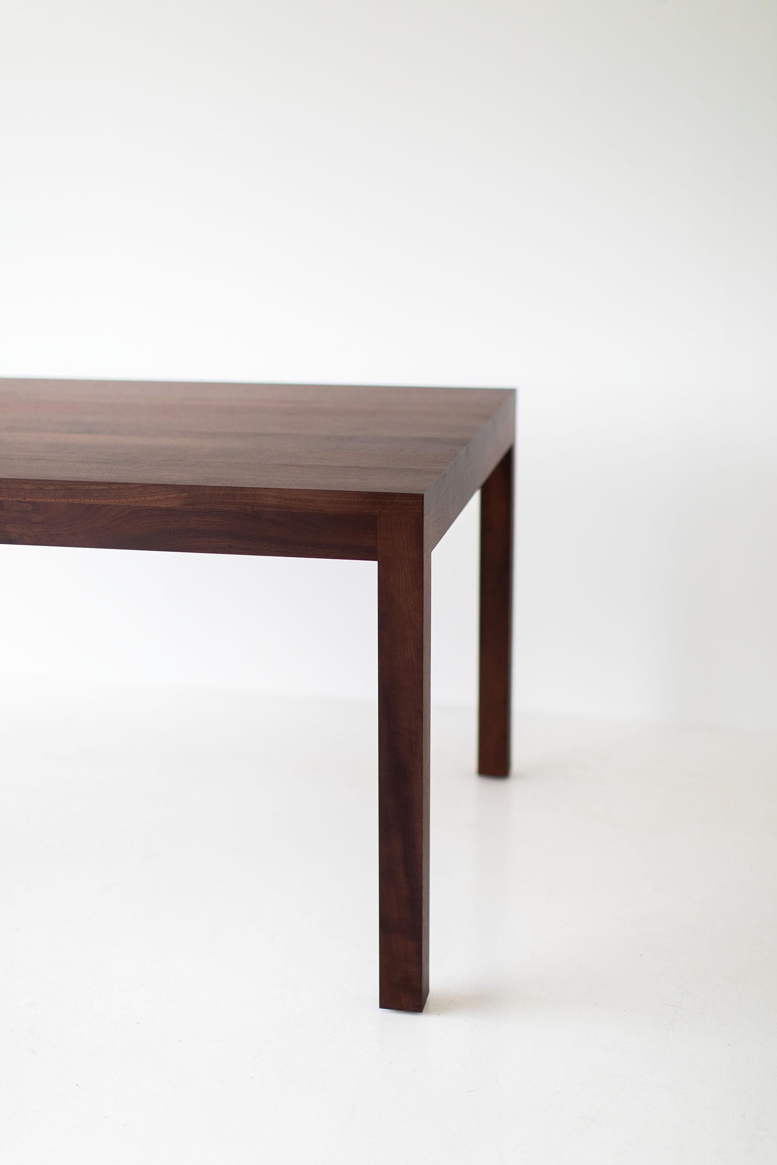Dieser moderne Esstisch mit Verlängerung wird im Herzen von Ohio aus lokalem Holz hergestellt. Der Tisch kann mit oder ohne Verlängerung hergestellt werden. Die Blätter werden in der Mitte hinzugefügt, wobei die Maserung in die gleiche Richtung wie