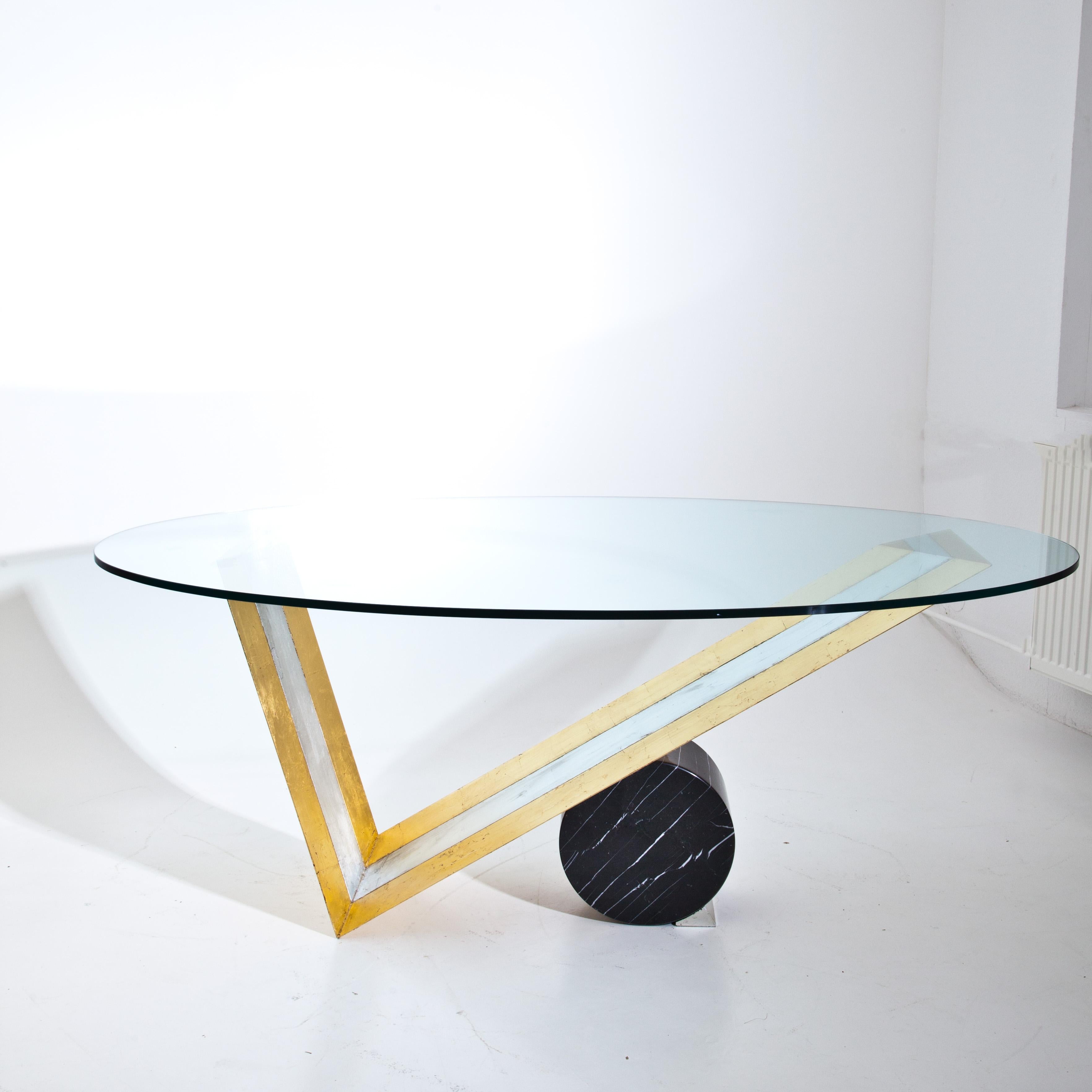 Moderner Esstisch mit Marmorsockel und ovaler Glasplatte:: Italien Ende 20 (Italienisch) im Angebot