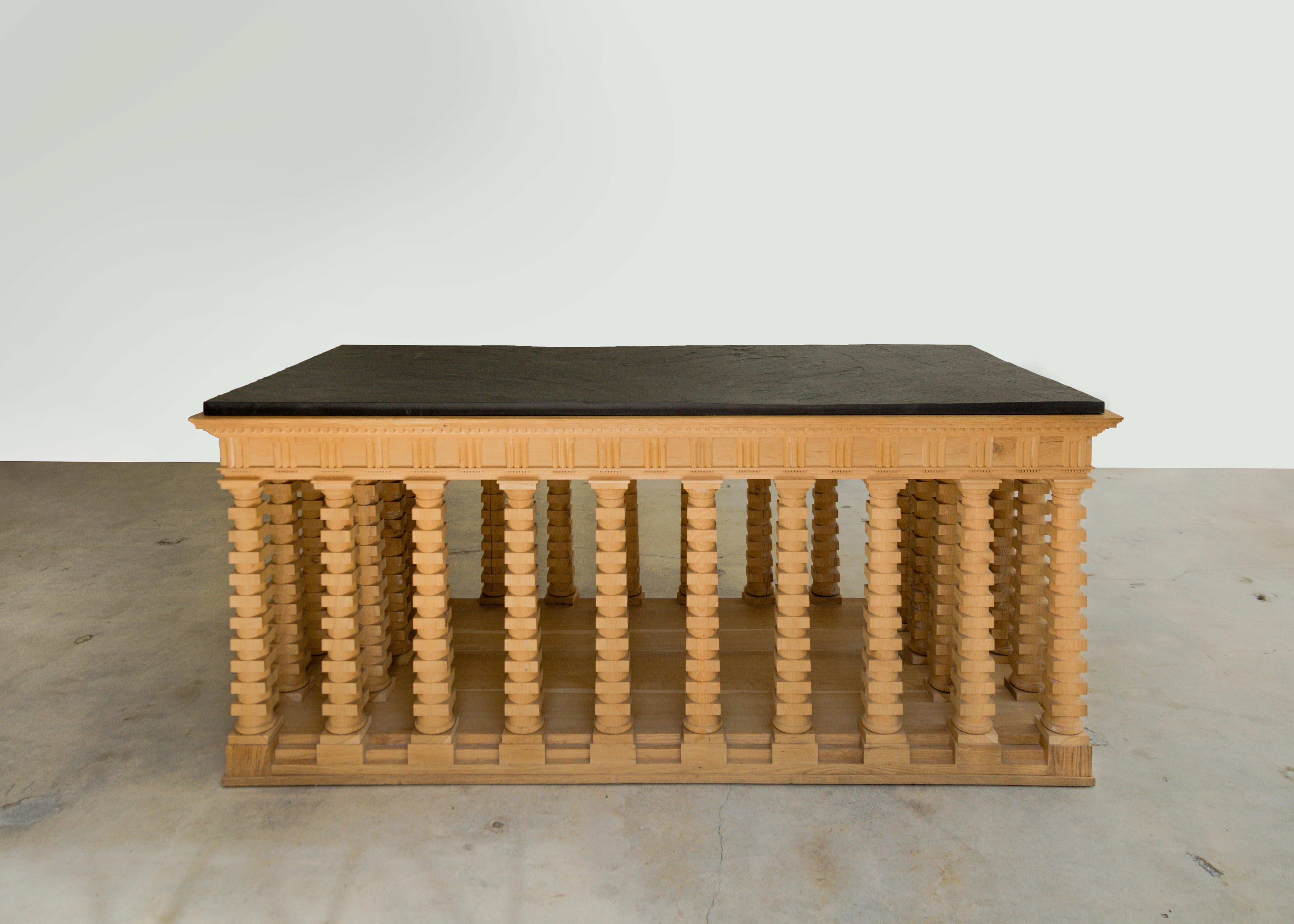 Table centrale moderne à colonnade en chêne chaulé directoire avec plateau en ardoise fendue, inspirée des salines de LeDoux. France, vers les années 1980.