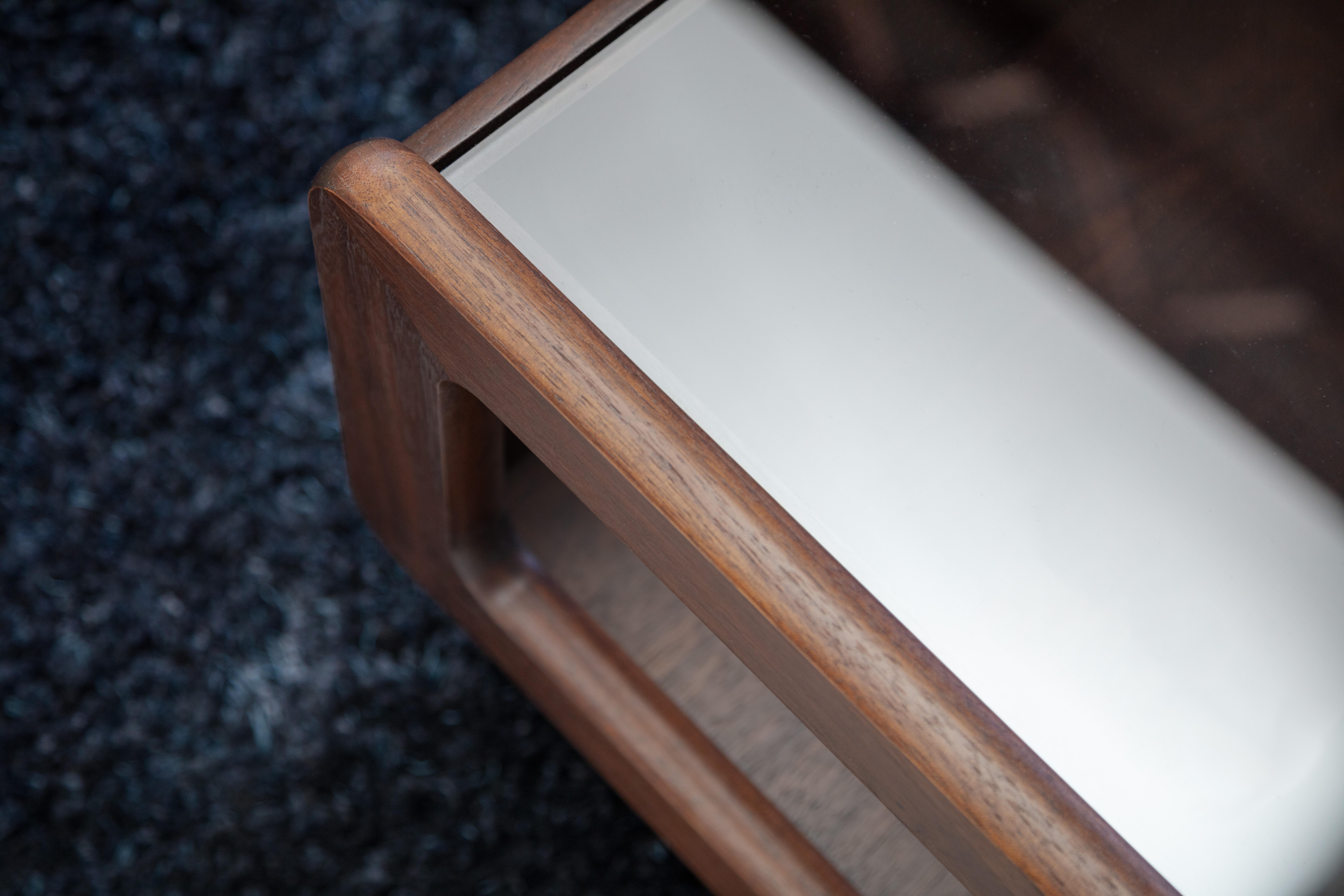 Modern Display Top Coffee Table im Zustand „Neu“ im Angebot in Nyack, NY