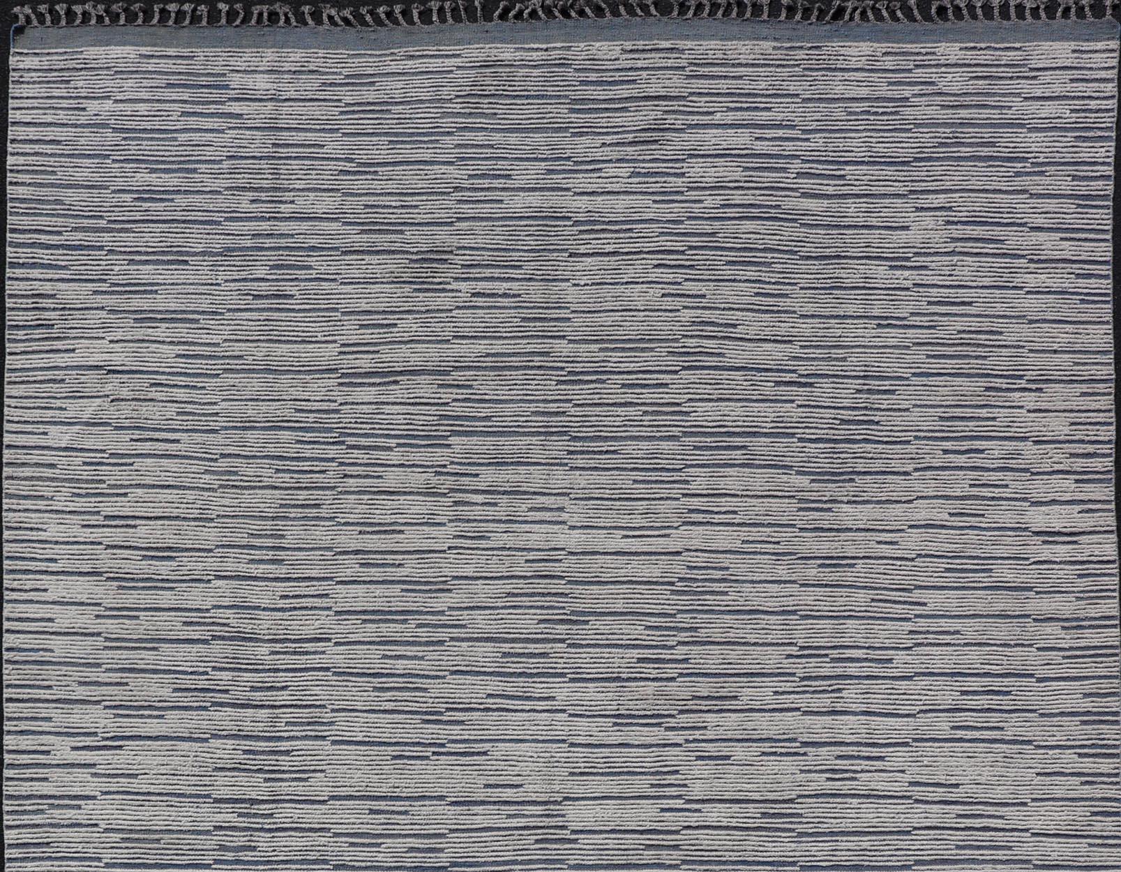 Tappeto marocchino moderno e invecchiato in blu e bianco   9'9 x 14'9 in vendita 2