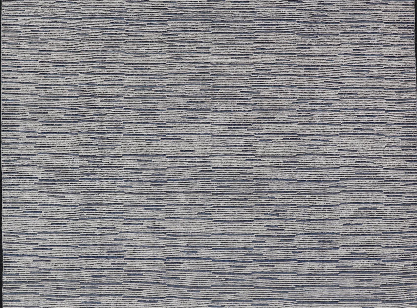 Tappeto marocchino moderno e invecchiato in blu e bianco   9'9 x 14'9 in vendita 3
