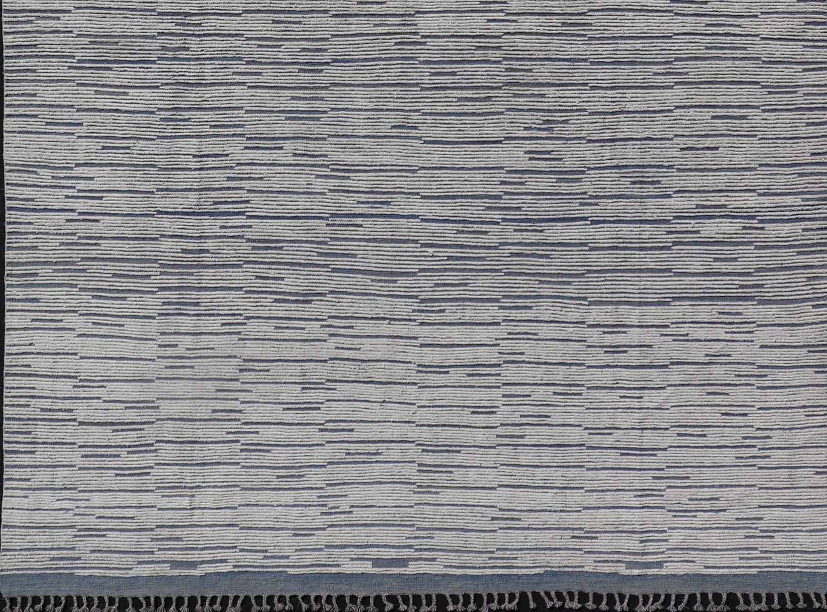 Tappeto marocchino moderno e invecchiato in blu e bianco   9'9 x 14'9 in vendita 4