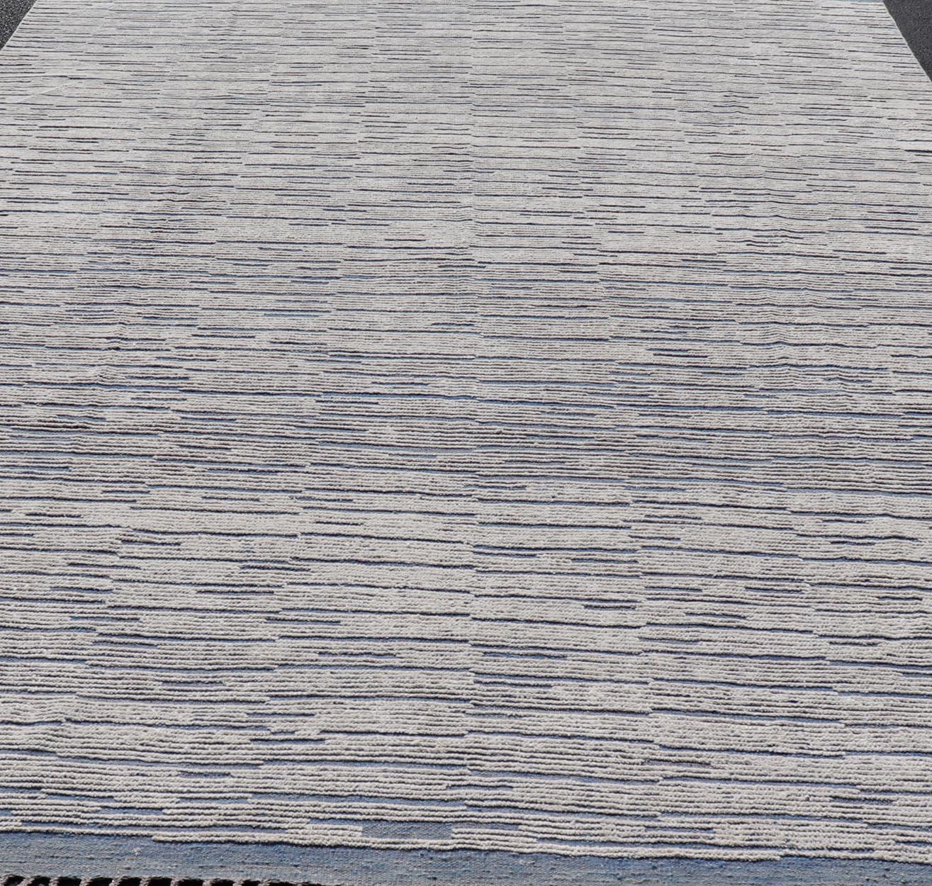 Tappeto marocchino moderno e casual nei toni del blu e del bianco con design Hi-Low. Keivan Woven Arts / Tappeto MSE-12635, Paese d'origine/tipo: Afghanistan. Tappeto moderno, Design moderno, Casual moderno, Design casual.
Misure: 9'9 x 14'9 
Il