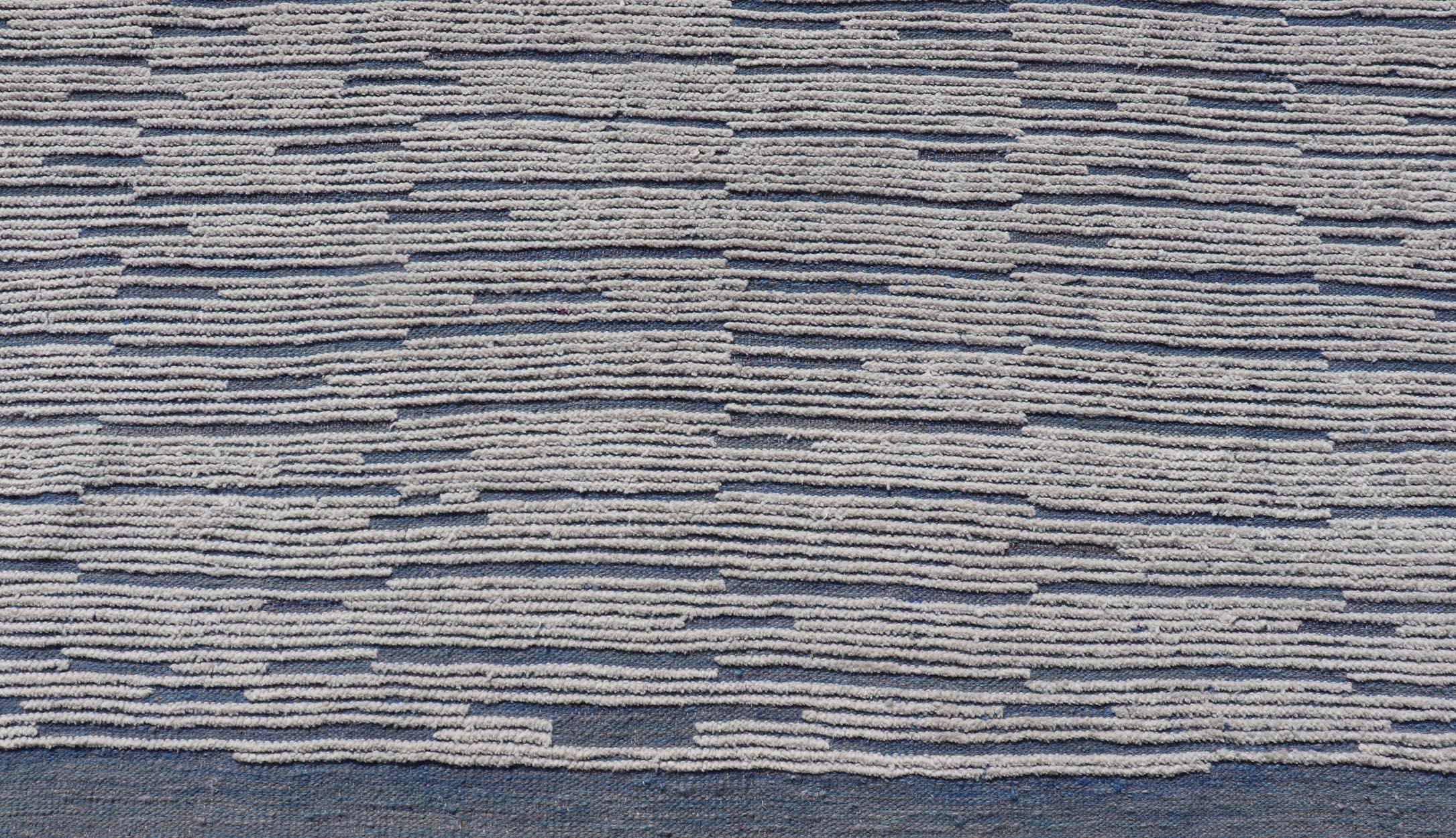 Annodato a mano Tappeto marocchino moderno e invecchiato in blu e bianco   9'9 x 14'9 in vendita