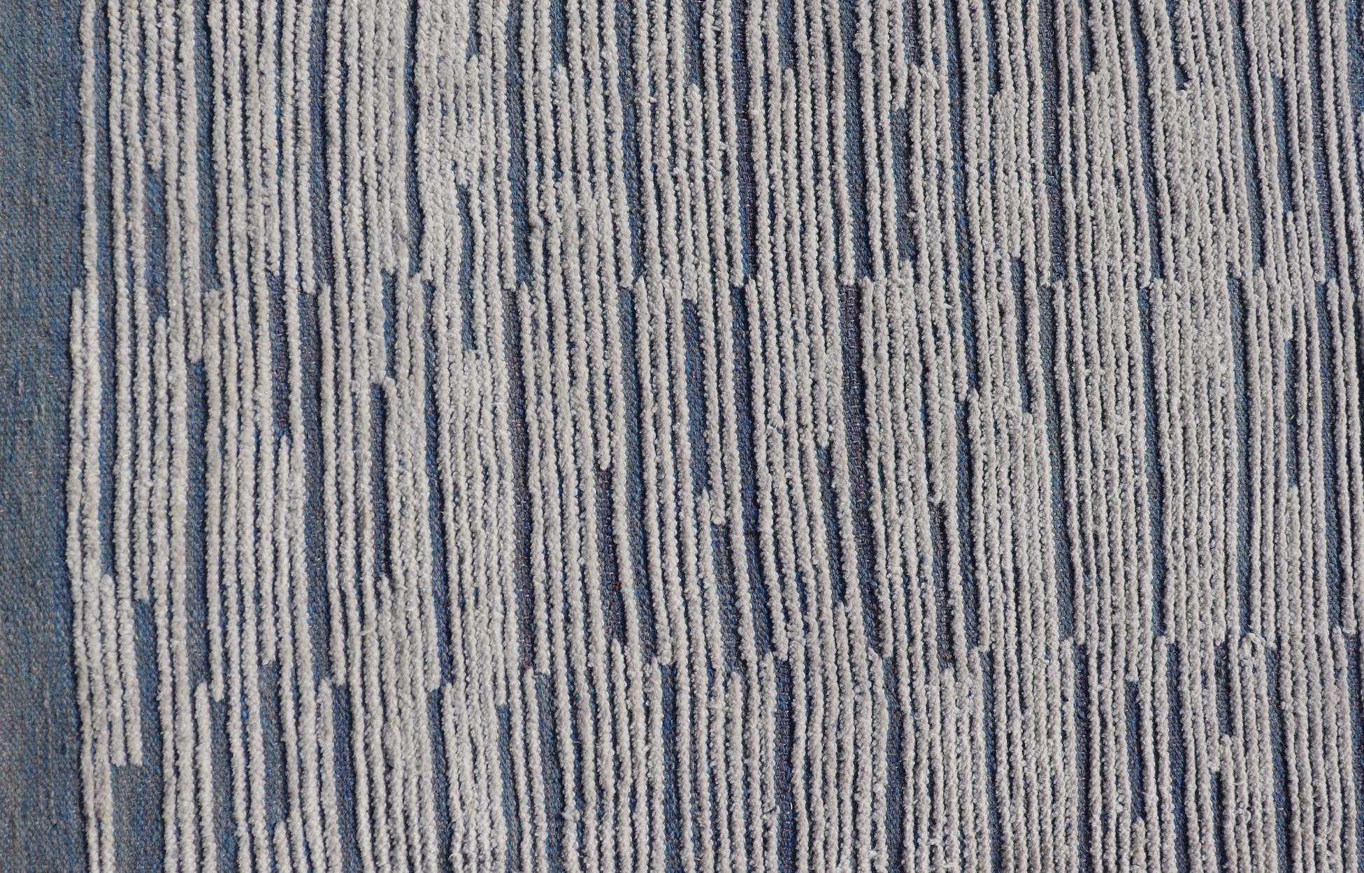 Tappeto marocchino moderno e invecchiato in blu e bianco   9'9 x 14'9 In condizioni Nuovo in vendita a Atlanta, GA