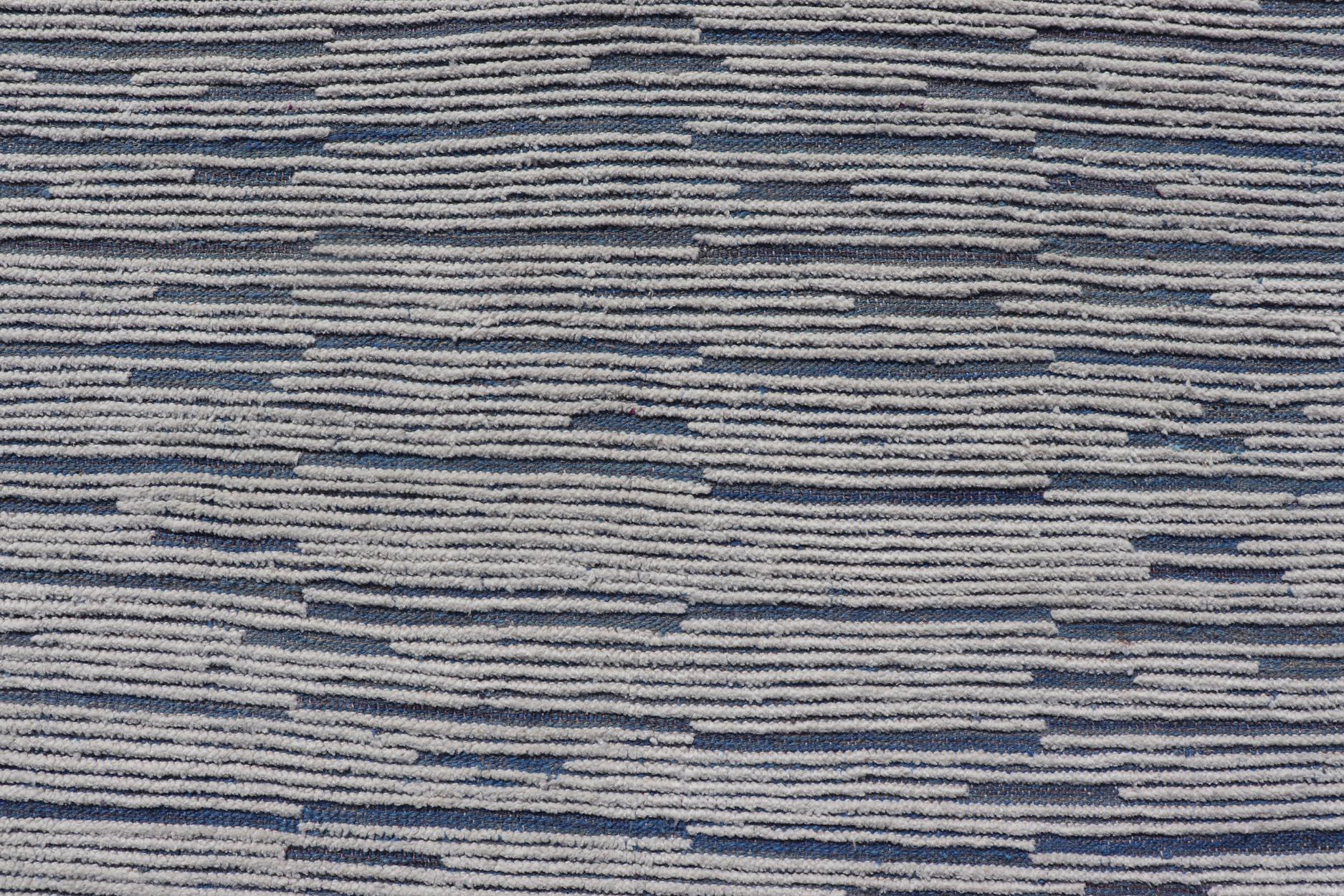 XXI secolo e contemporaneo Tappeto marocchino moderno e invecchiato in blu e bianco   9'9 x 14'9 in vendita