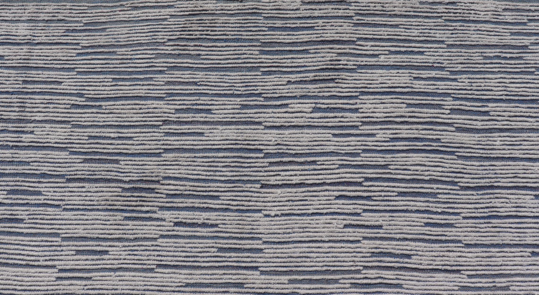 Lana Tappeto marocchino moderno e invecchiato in blu e bianco   9'9 x 14'9 in vendita