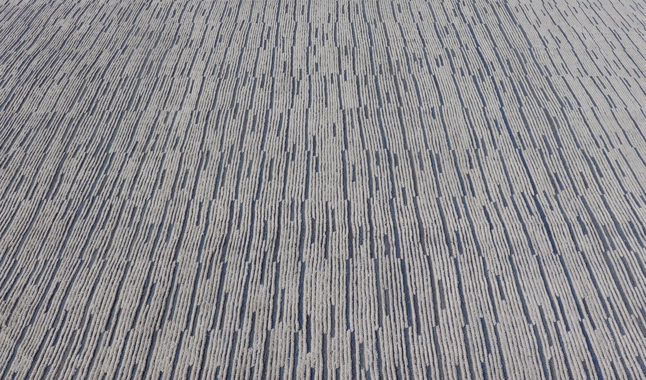 Tappeto marocchino moderno e invecchiato in blu e bianco   9'9 x 14'9 in vendita 1