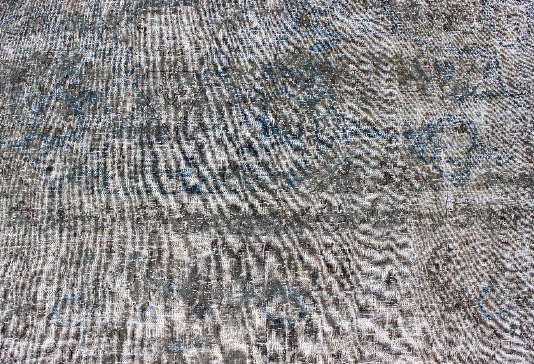 Moderner moderner persischer Teppich im Used-Stil mit Medaillonmuster in Anthrazit und Grau (Wolle) im Angebot