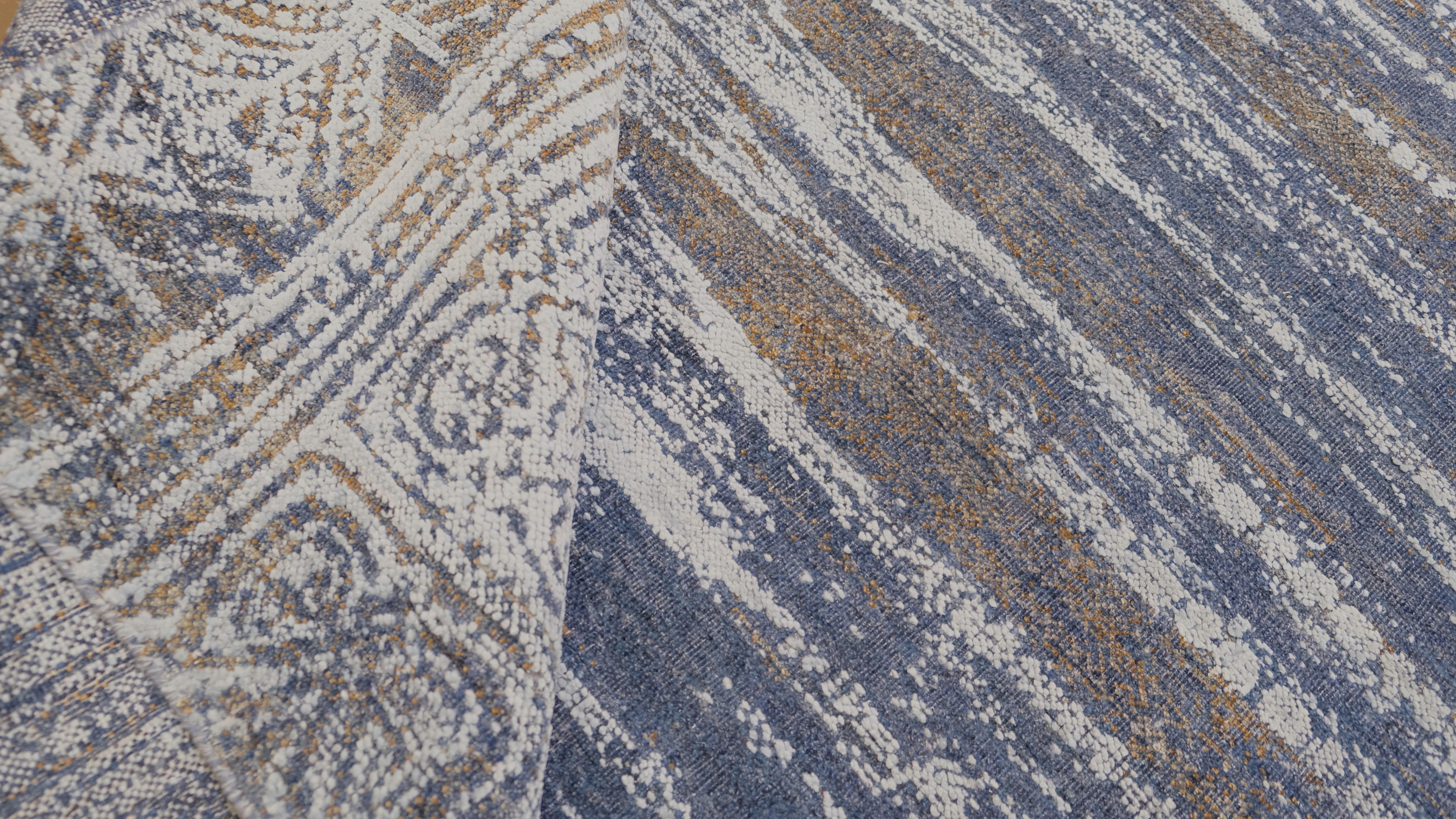 Alfombra moderna de lana/seda azul y marrón 9'x12' angustiada con borde tribal Moderno en venta
