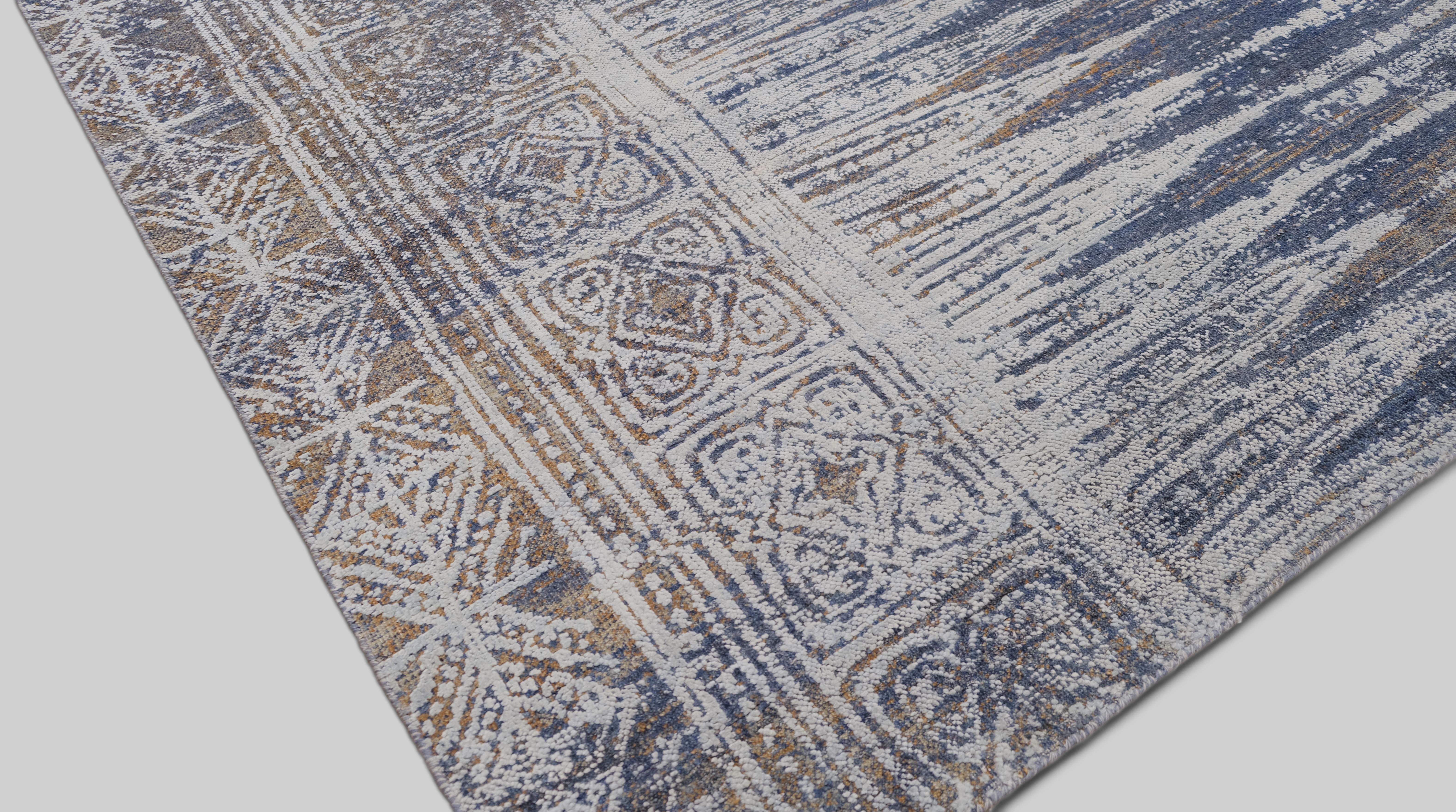 Alfombra moderna de lana/seda azul y marrón 9'x12' angustiada con borde tribal Indio en venta