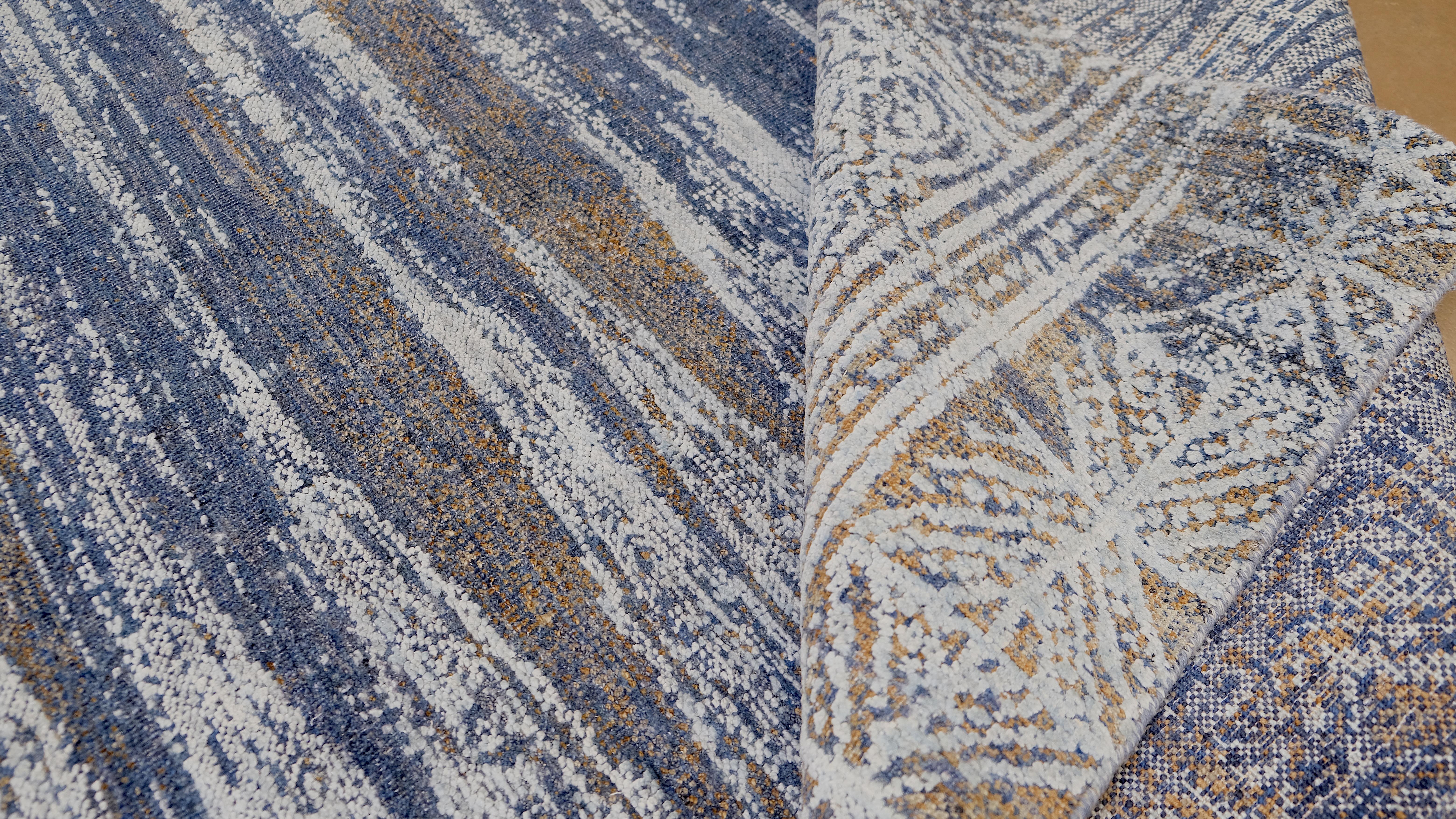 Alfombra moderna de lana/seda azul y marrón 9'x12' angustiada con borde tribal Siglo XXI y contemporáneo en venta