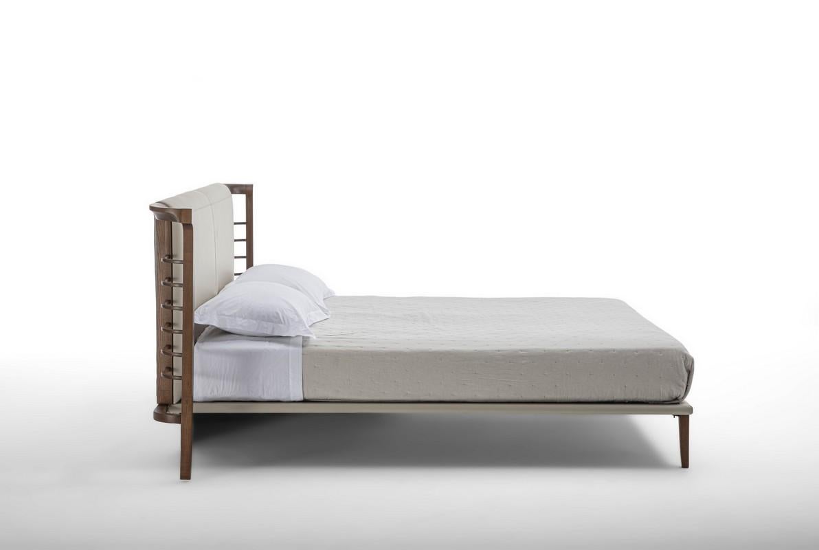 Bed inspired by the Dolfin line. The frame is made of solid ash wood, featuring thin curved profiles that lighten the design, which in turn is enhanced by the leather that wraps the headboard and rails. Net included, mattress excluded.
Product also