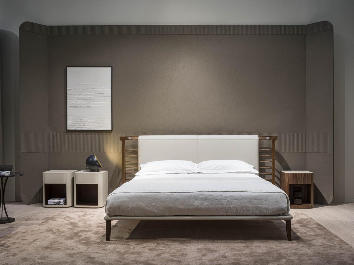 Modern Dolfin bed in Canaletta Walnut and leather For Sale 1