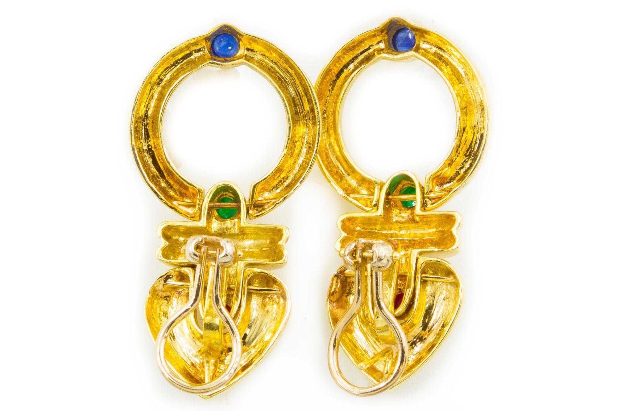 Moderne „Door Knocker“-Ohrringe aus 14k Gelbgold mit Rubin, Saphir und Smaragden (20. Jahrhundert) im Angebot