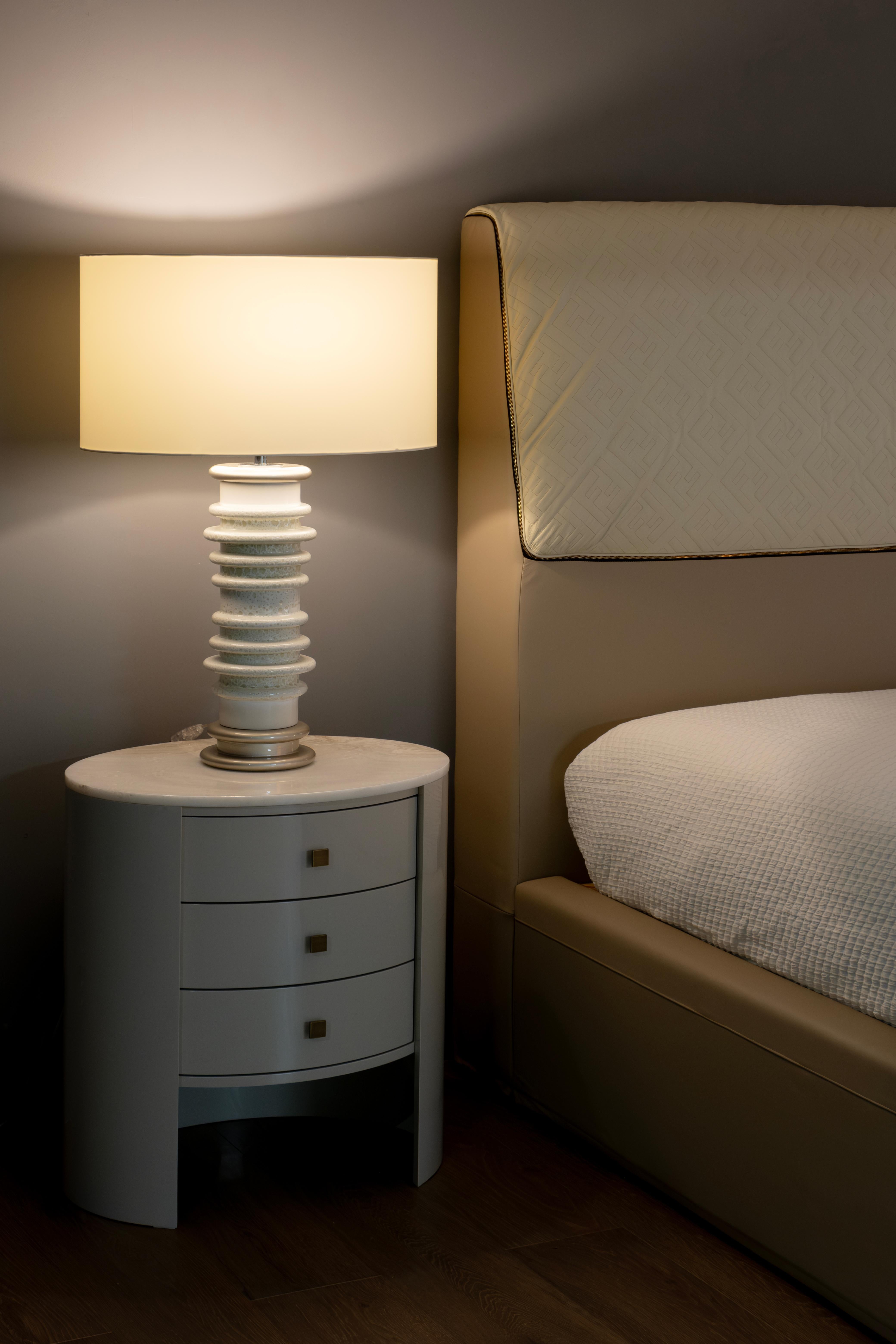Cama Moderna Dorian Piel Crema Hecha a Mano en Italia por Fendi en venta 3