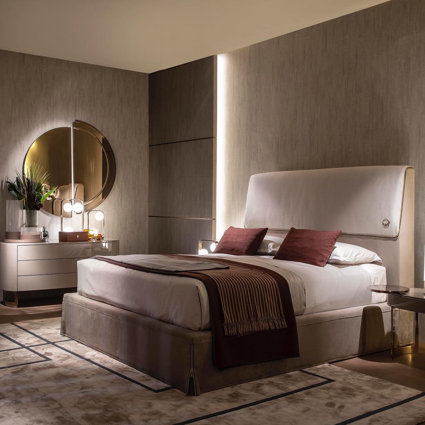 Modernes Dorian Bett Cremefarbenes Leder Handgefertigt in Italien von Fendi

Das Bett Dorian von Fendi ist ein luxuriöses Bett, das elegantes Design und Komfort für einen erholsamen Schlaf verkörpert. 

Das Bett hat weiche Linien und ein elegantes,