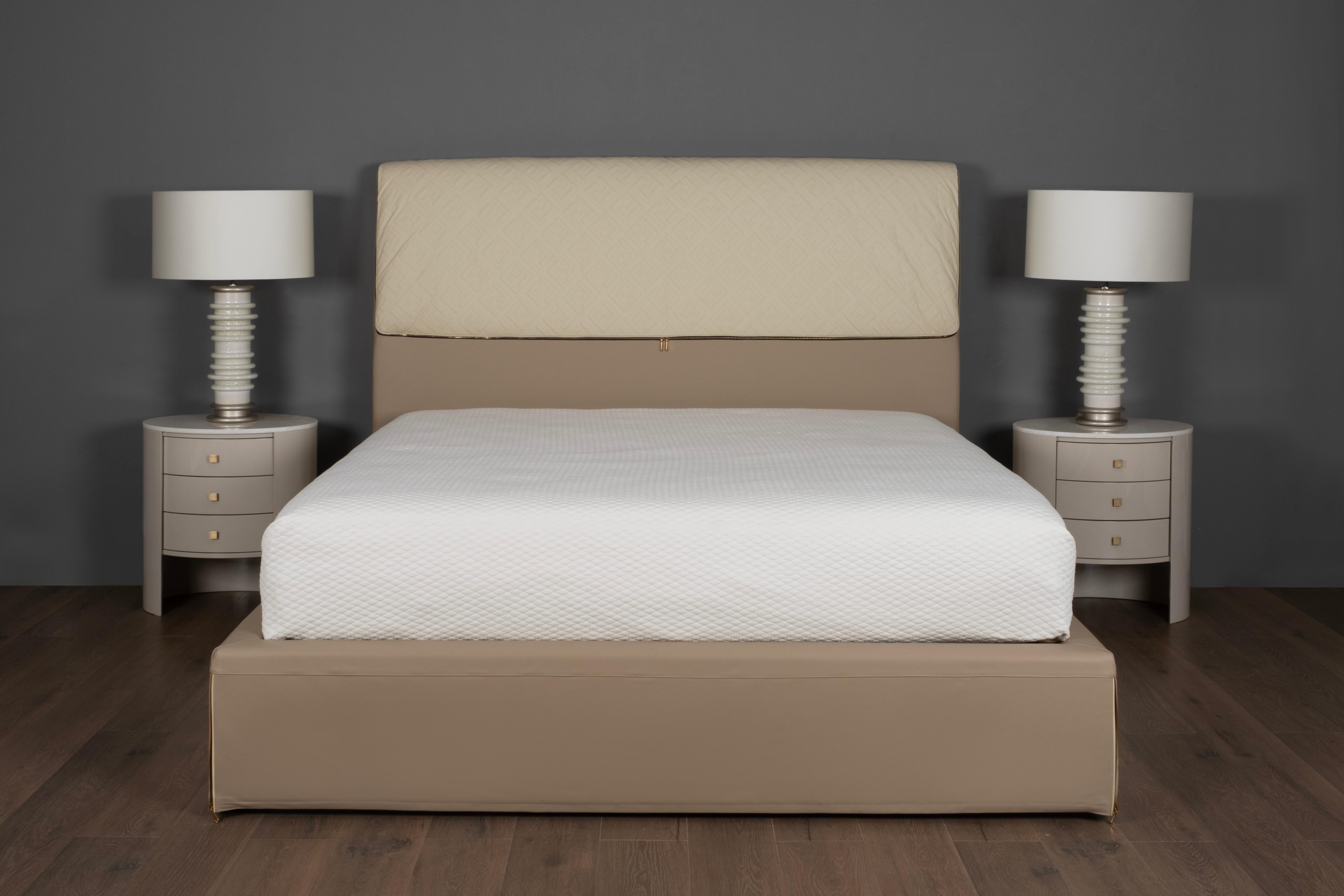 Cama Moderna Dorian Piel Crema Hecha a Mano en Italia por Fendi Moderno en venta