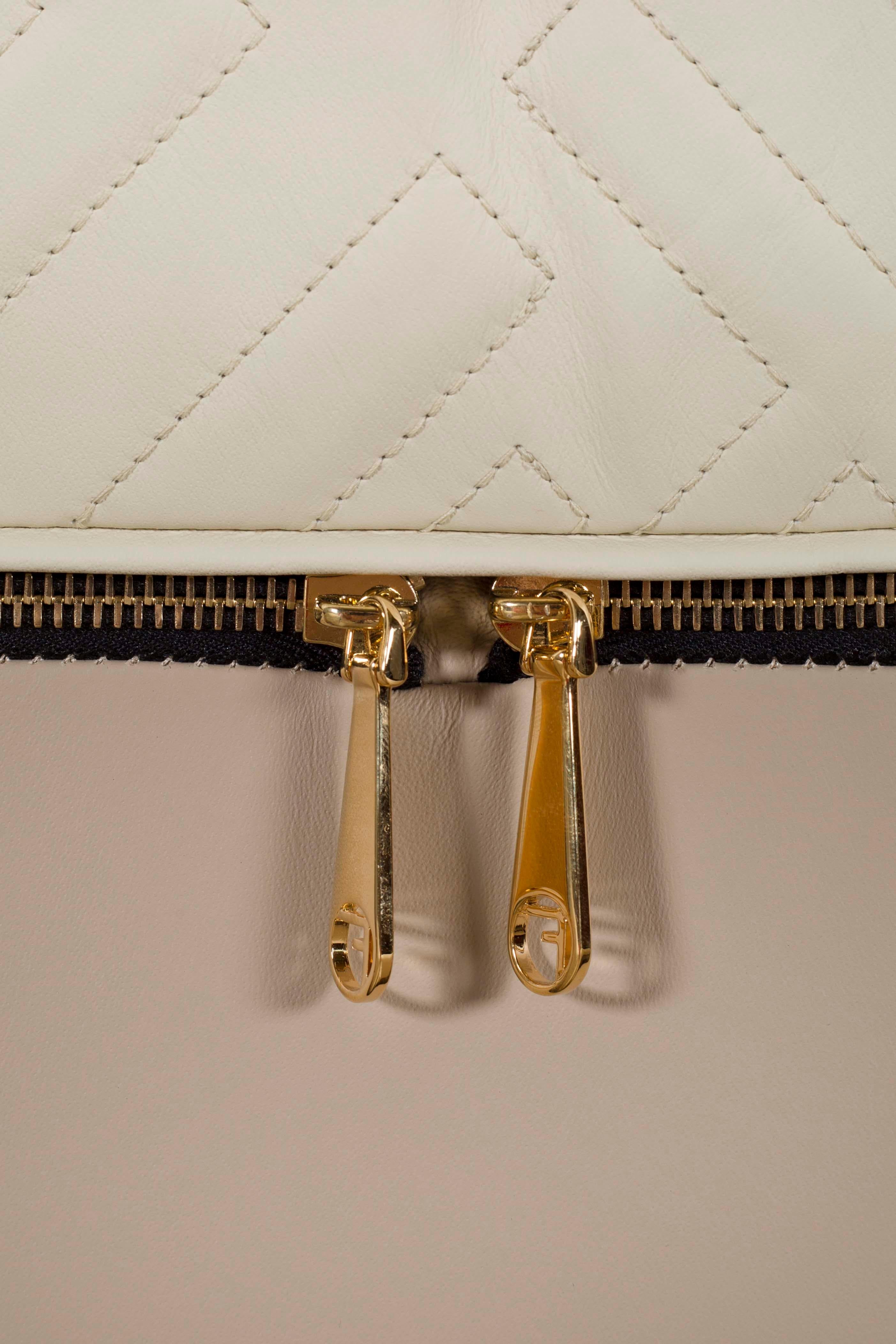 Modernes Dorian Bett Cremefarbenes Leder Handgefertigt in Italien von Fendi (21. Jahrhundert und zeitgenössisch) im Angebot
