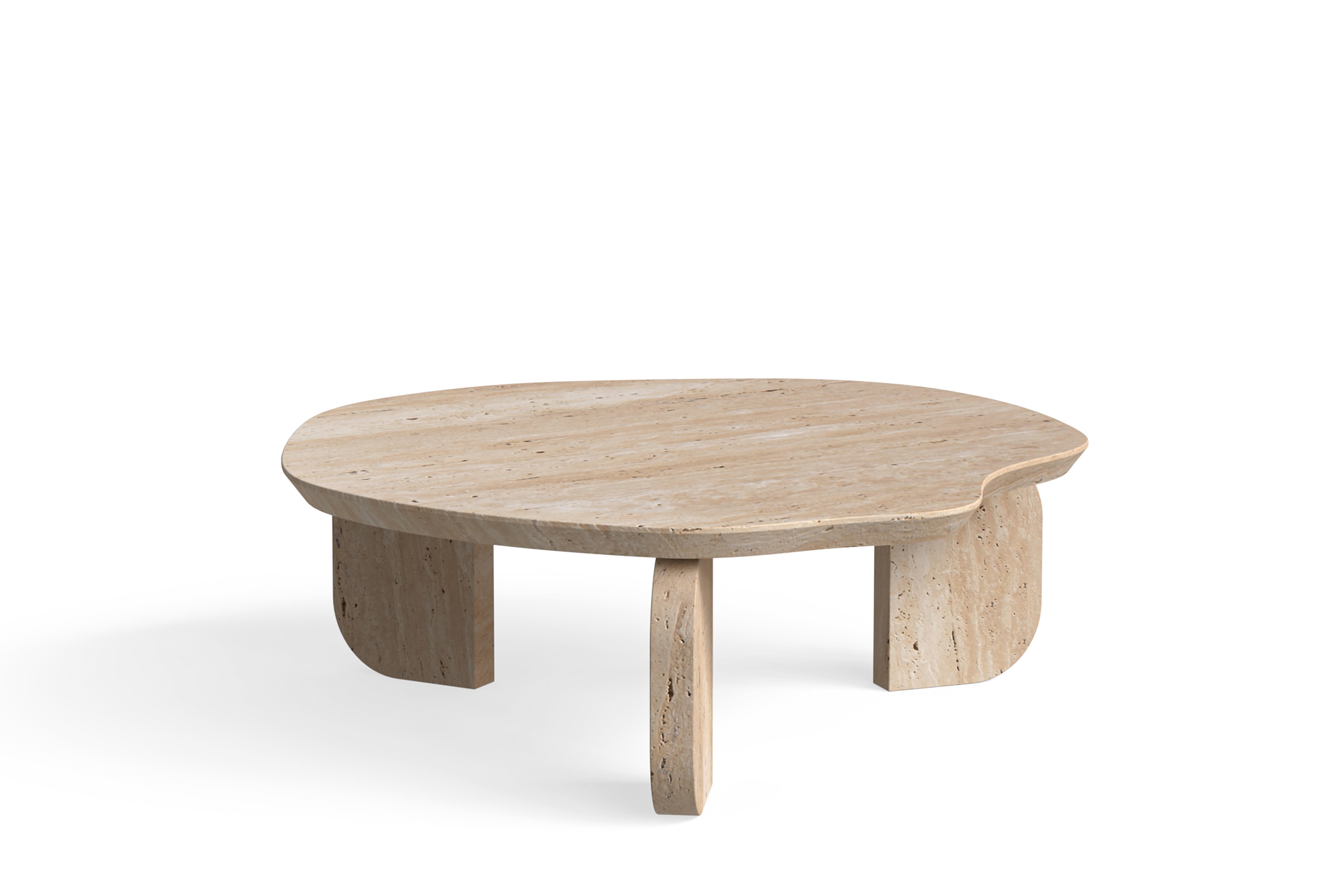 Table basse Dornes, Collection Contemporary, Fabriquée à la main au Portugal - Europe par Greenapple.

La table basse en travertin Dornes a été conçue pour raconter une histoire de beauté pittoresque, incarnant les paysages captivants et le