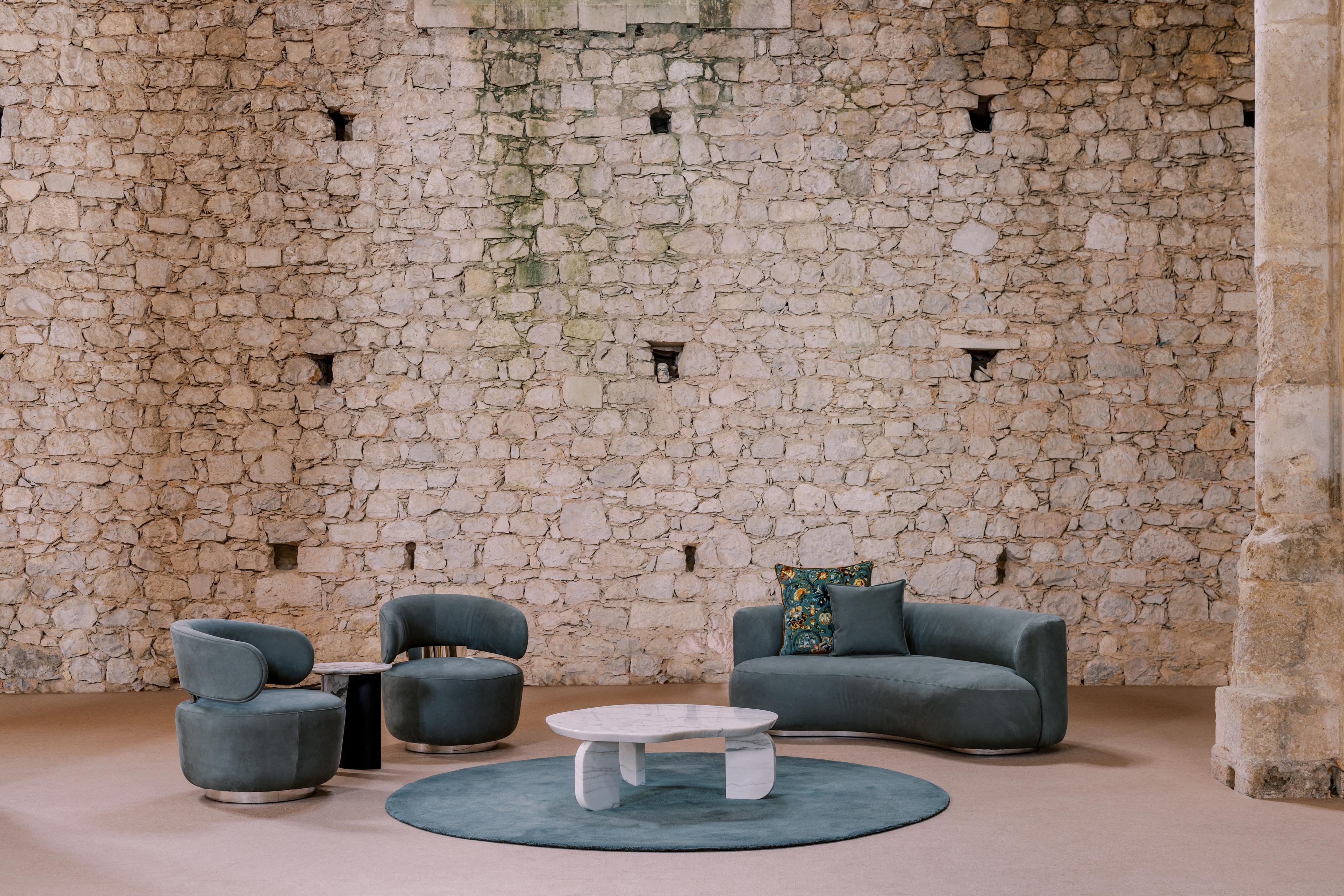 Moderne Table basse Dornes, travertin, fabriquée à la main au Portugal par Greenapple en vente