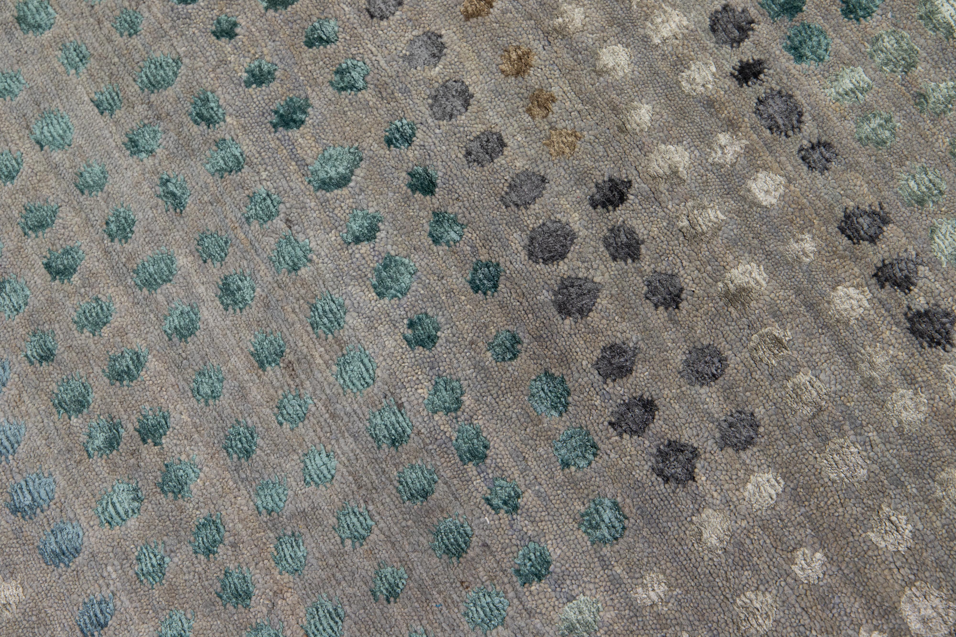 Nepalese Tappeto moderno Dot Dot in lana e seta di bambù di colore grigio chiaro proveniente dal Nepal in vendita