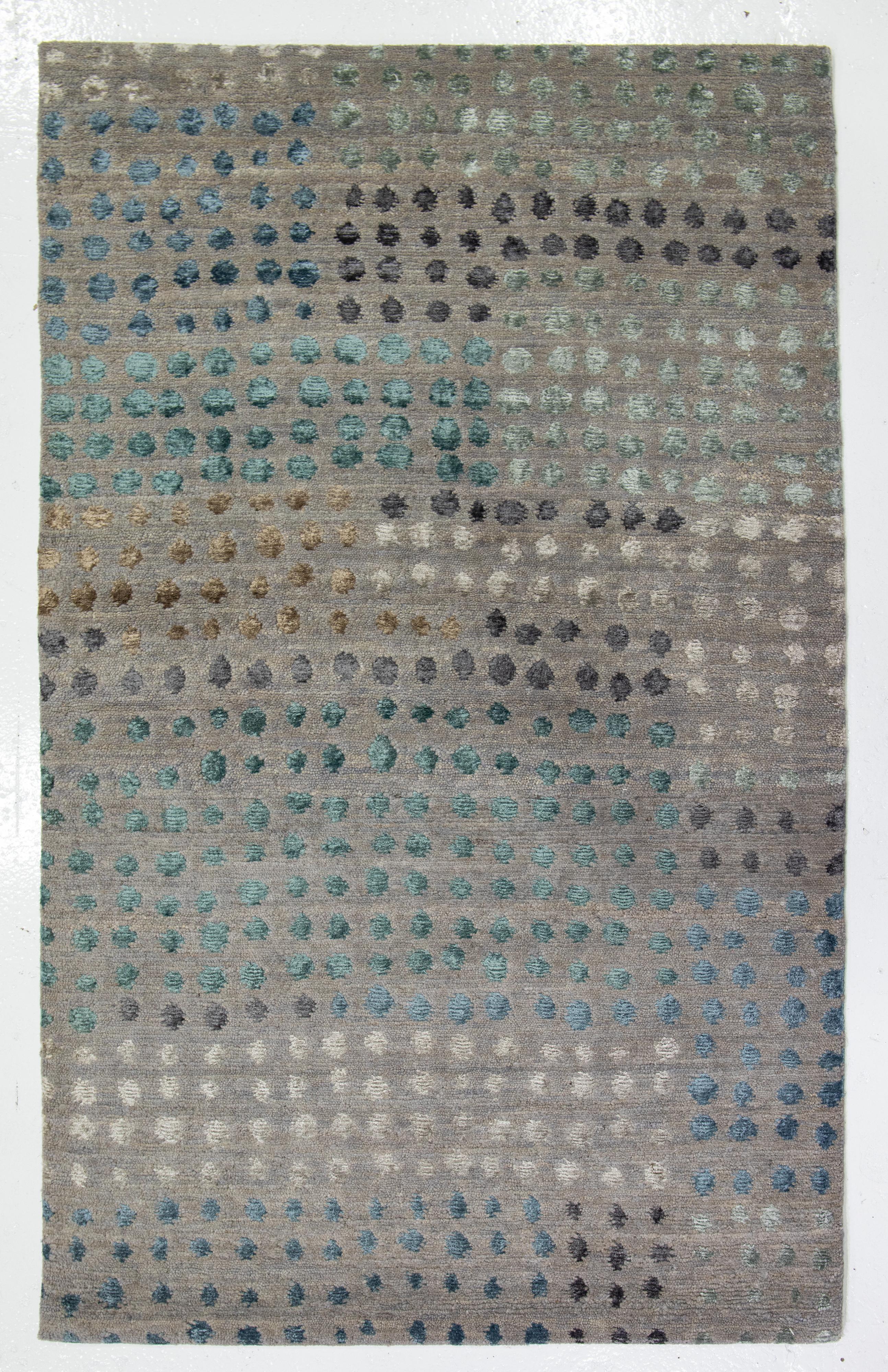 Annodato a mano Tappeto moderno Dot Dot in lana e seta di bambù di colore grigio chiaro proveniente dal Nepal in vendita