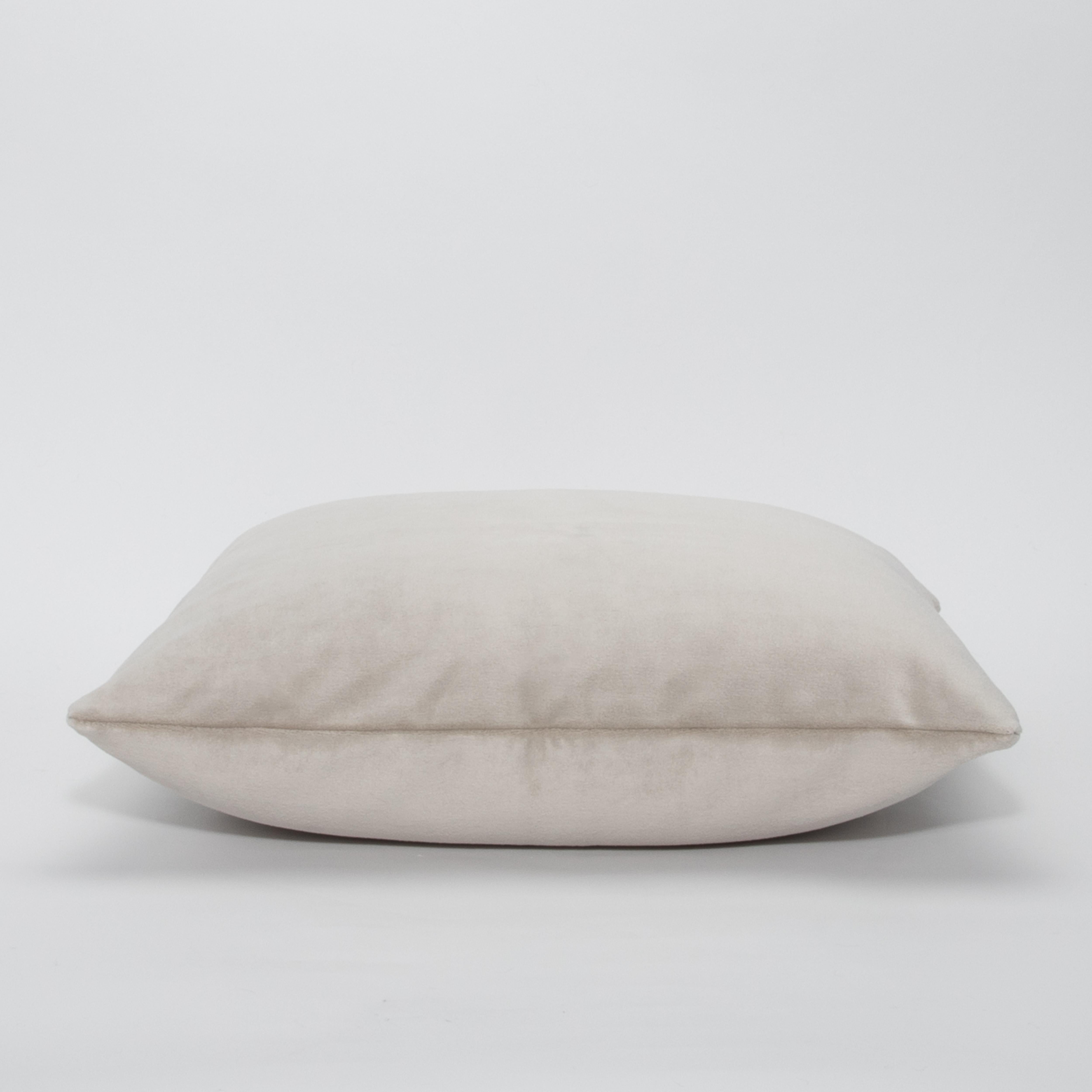 Eleganza sobria con la coppia di cuscini decorativi Modern-Decor in velluto grigio tortora di MOGUL, una fusione perfetta di lusso e versatilità. Realizzati in velluto di alta qualità in una serena tonalità grigio tortora, questi cuscini emanano una