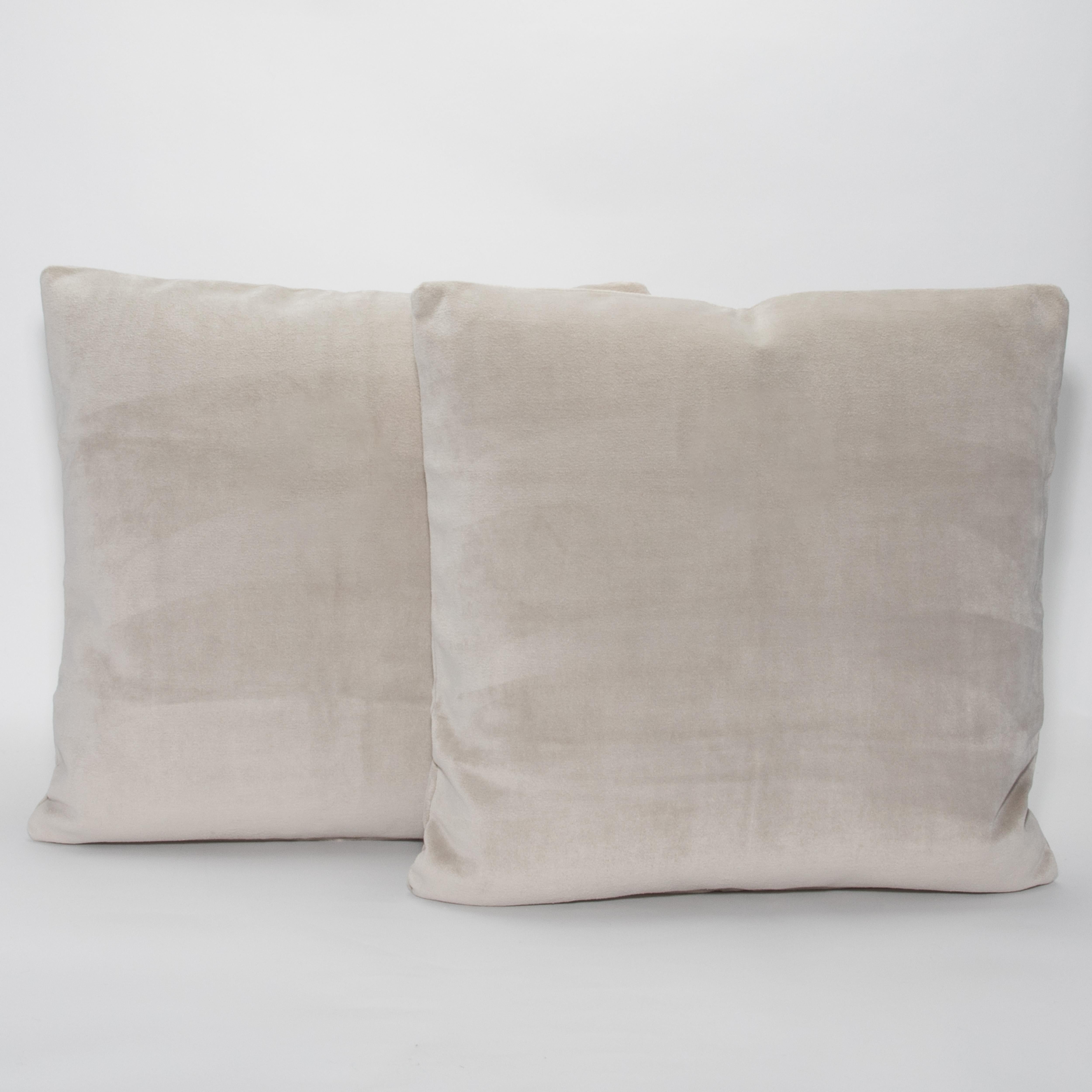 Fatto a mano Cuscino decorativo moderno in velluto grigio tortora di MOGUL in vendita
