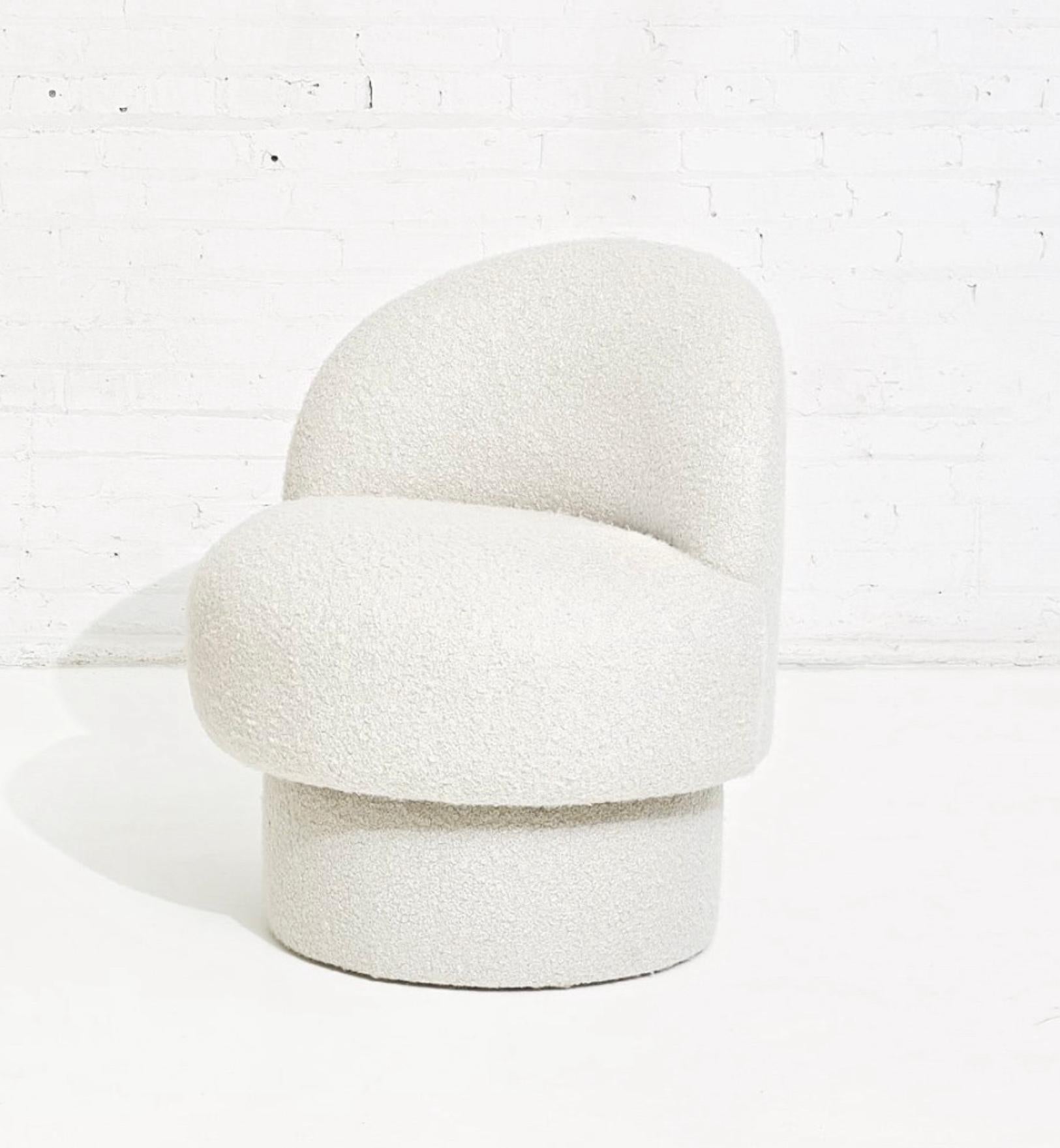 Moderner moderner Dreh-Pouf-Stuhl aus weißem Bouclé (amerikanisch) im Angebot