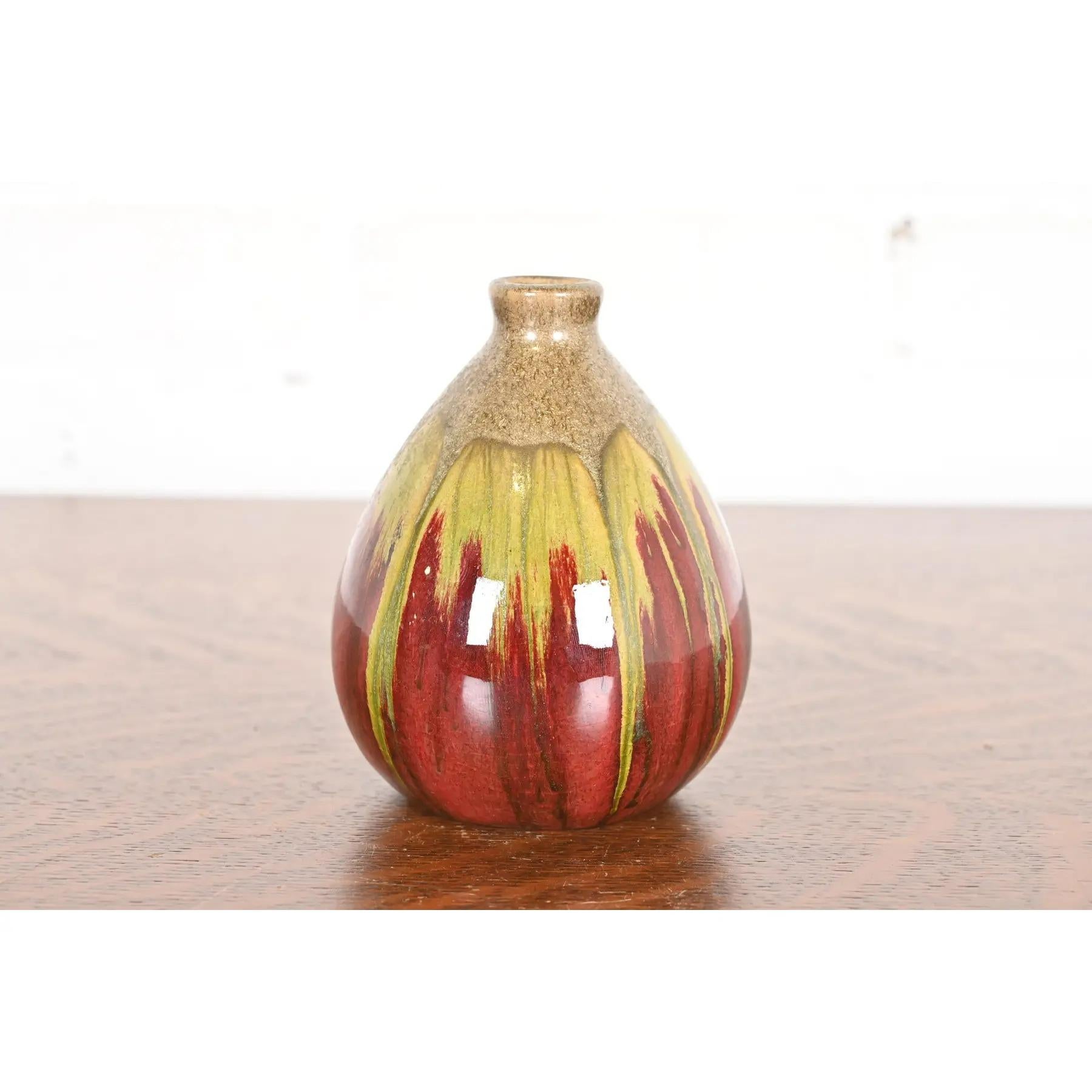 Uno splendido vaso moderno in ceramica smaltata a goccia 

Nello stile della ceramica Rookwood

Circa alla fine del XX secolo

Ceramica smaltata che combina i toni dell'oro, del verde, del rosso e del giallo.

Misure: 4 