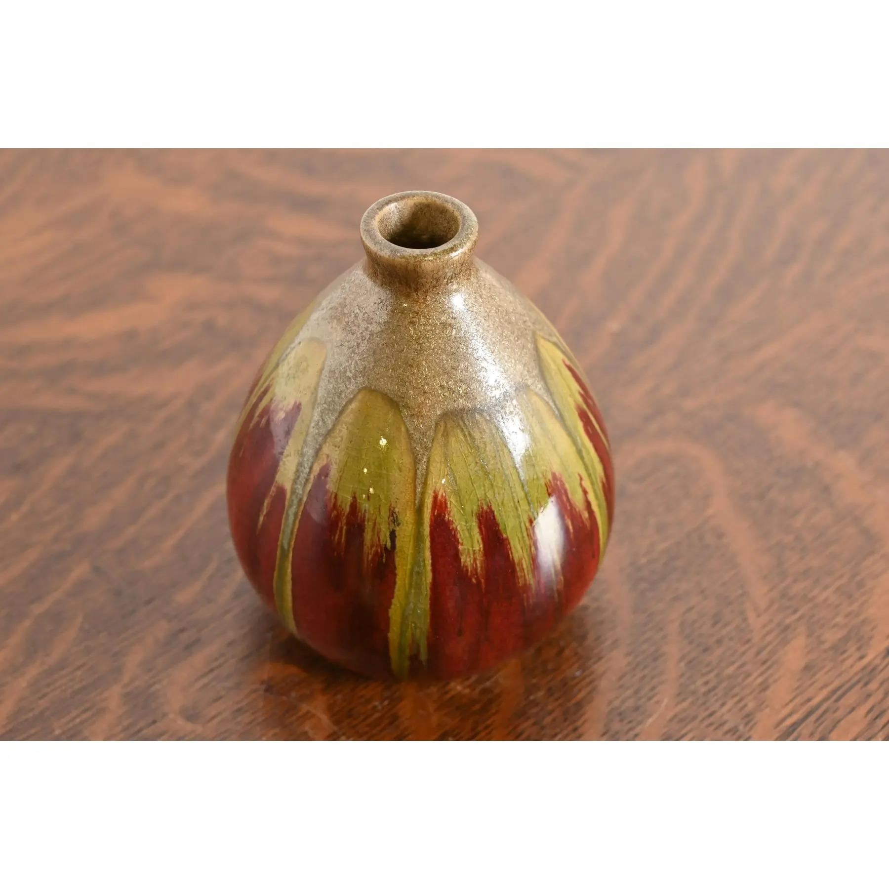 Vaso a bocciolo moderno in ceramica smaltata a goccia In condizioni buone in vendita a South Bend, IN