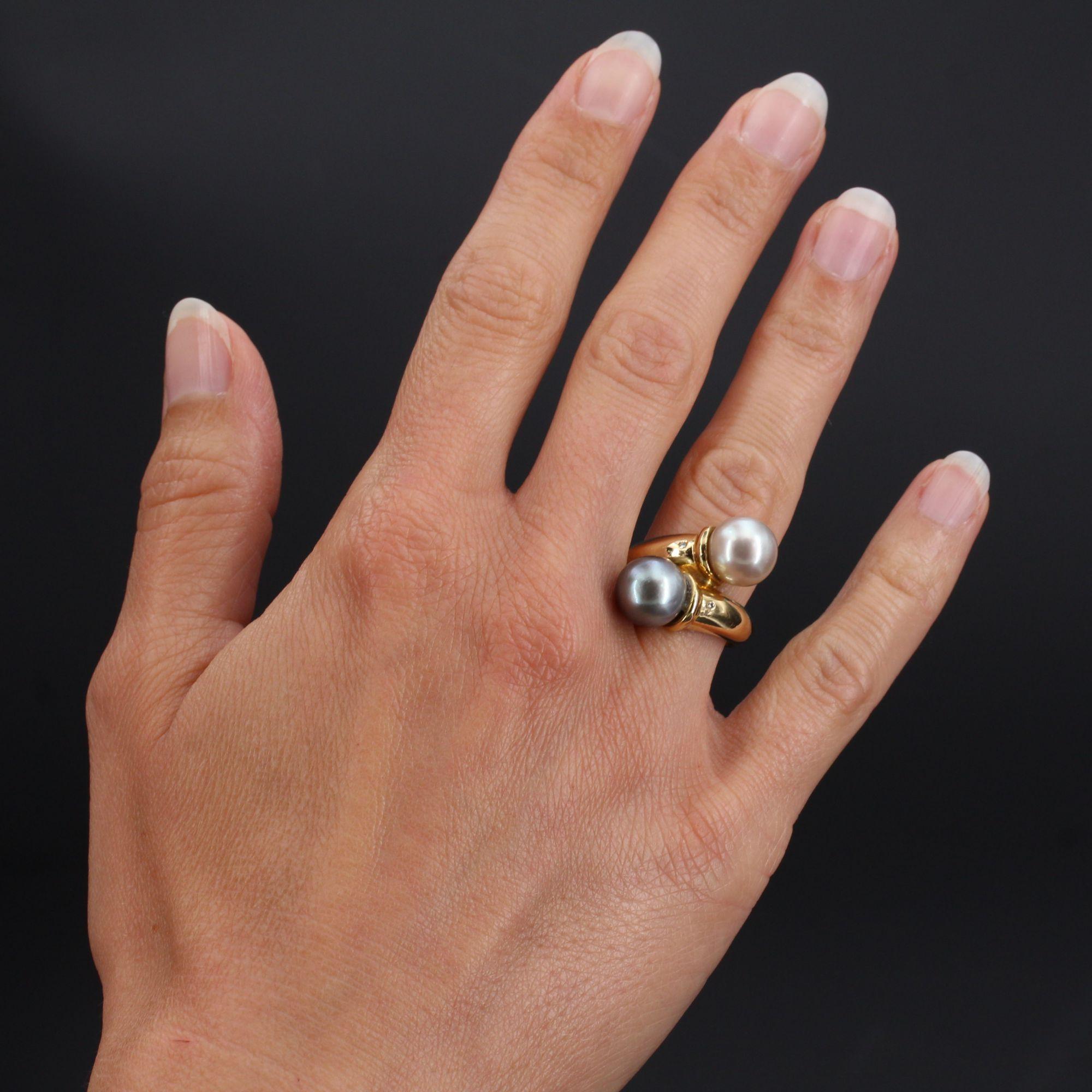 Ring in 18 karat yellow gold, eagle head hallmark.
Like a you and me ring, this yellow gold second- hand jewel is set on its top of two culture pearls, one in the light gray orient the other in the dark gray orient. On both sides, on the departure
