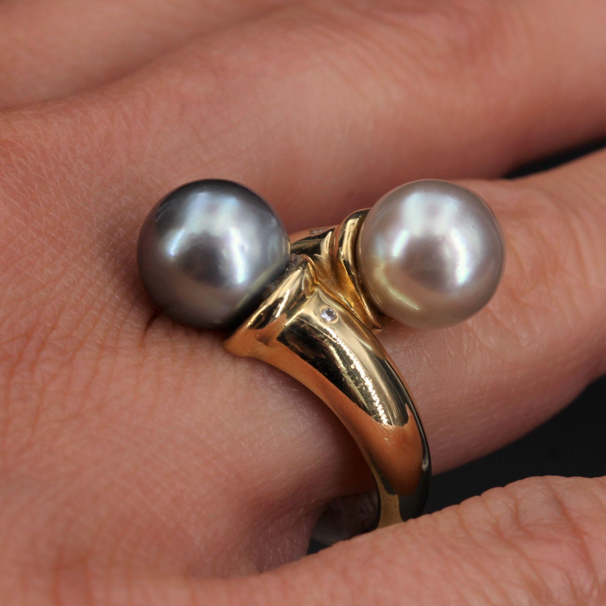 Modern Duo White Pearl Gray Pearl Diamonds 18 Karat Yellow Gold Ring For Sale 2