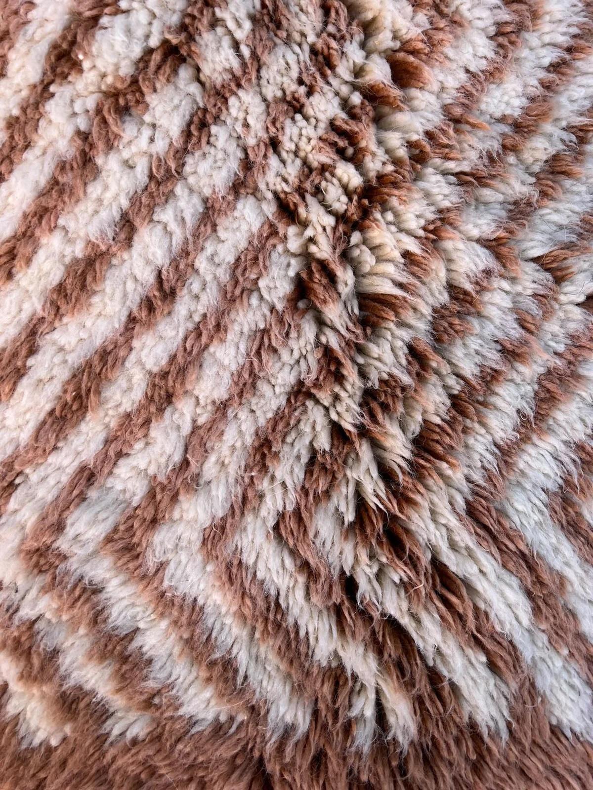 Woven Modern Dusty Rose Moroccan Wool Beni M'Rirt Rug with Abstract Line Design For Sale