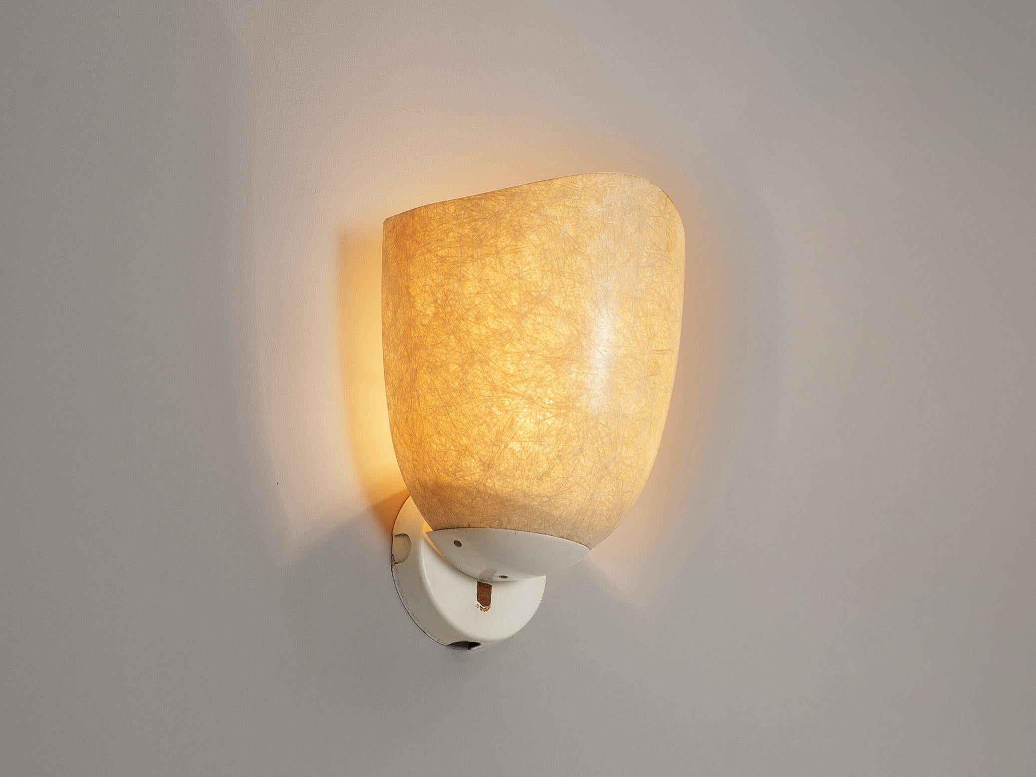 Philips, wall light, fiberglass, plastic, The Netherlands, 1970s

Artistic wall light of the seventies that embodies a nice textured surface executed in fiberglass As a consequence, a transparent and atmospheric light is created. A simple design