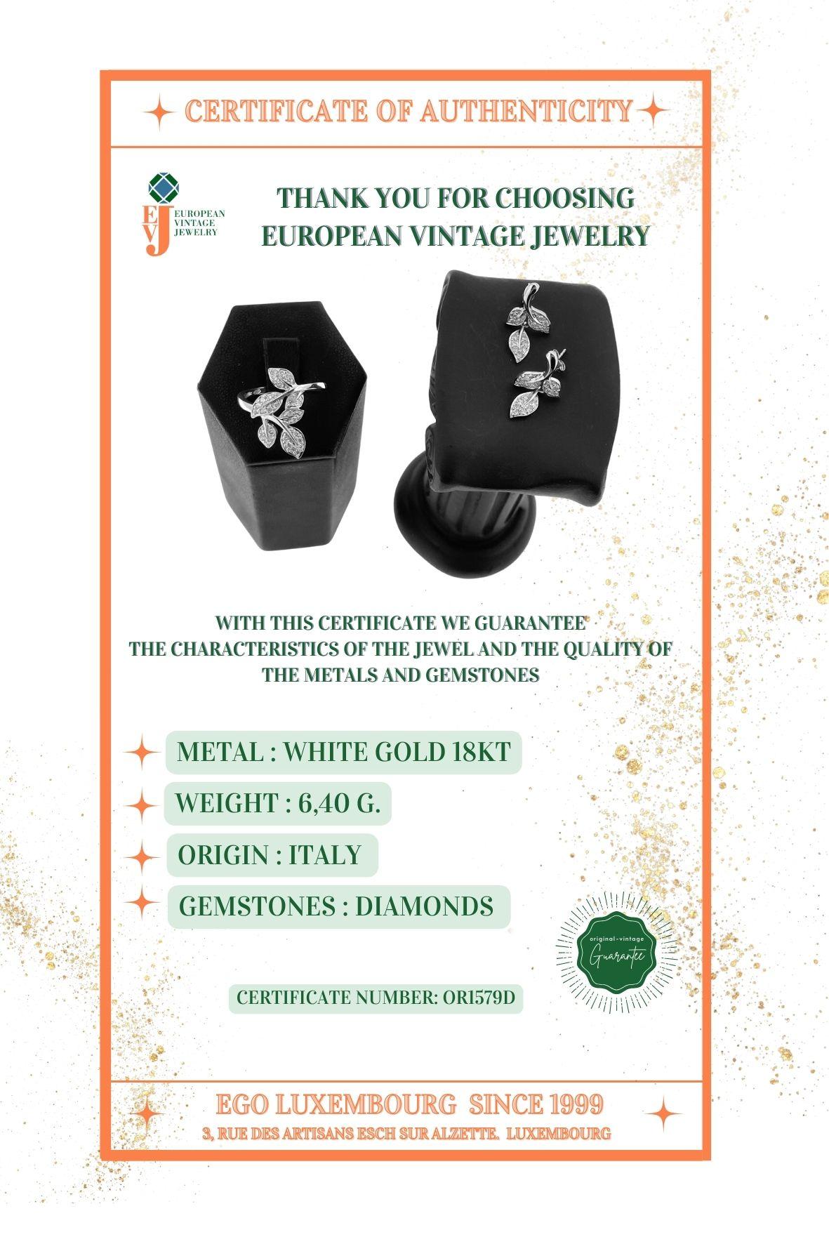 Boucles d'oreilles et bague design feuille en or blanc et diamants en vente 5
