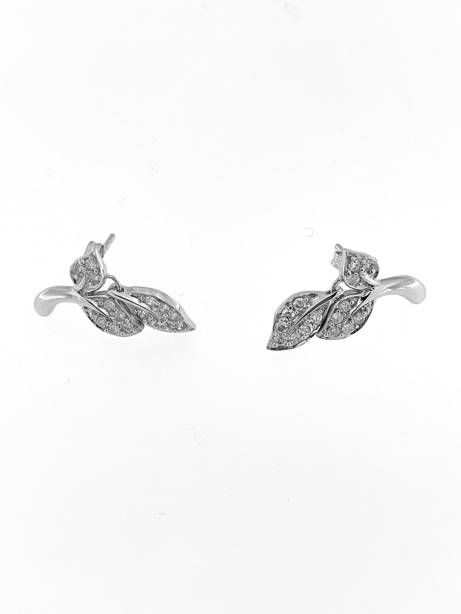 Taille brillant Boucles d'oreilles et bague design feuille en or blanc et diamants en vente